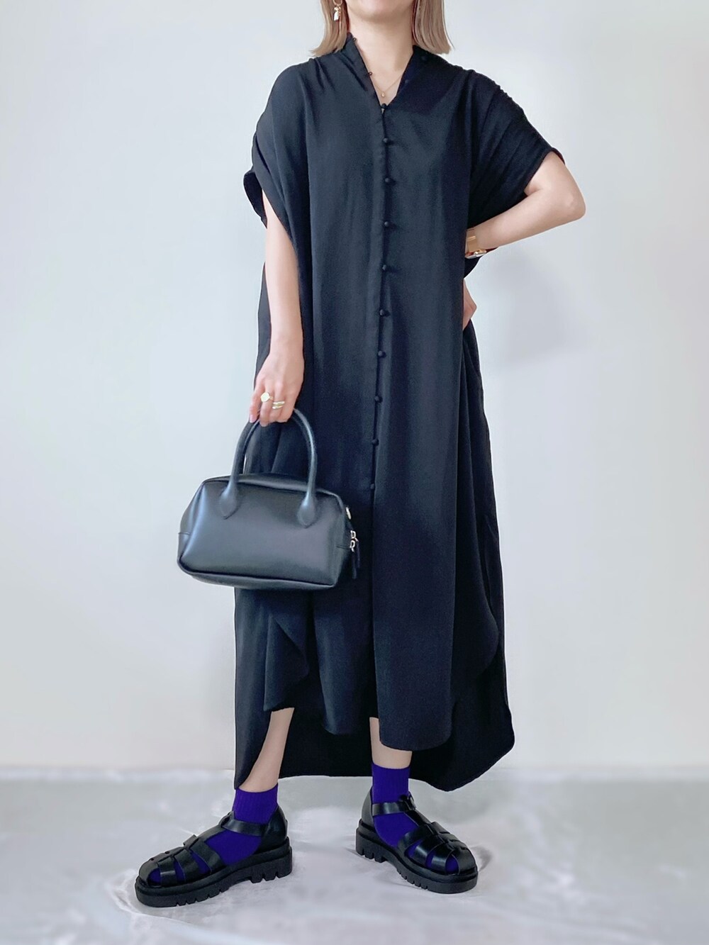 「forksy.、フォルクシー、グルカサンダル、サンダル、antiqua、ワンピース、CrossCharm、おしゃれさんと繋がりたい、モノトーン」｜「antiquaのシャツワンピース（ワンピース、ブラック系）」を使った、memeさん（レディース・158cm）の春コーディネートの3枚目の写真