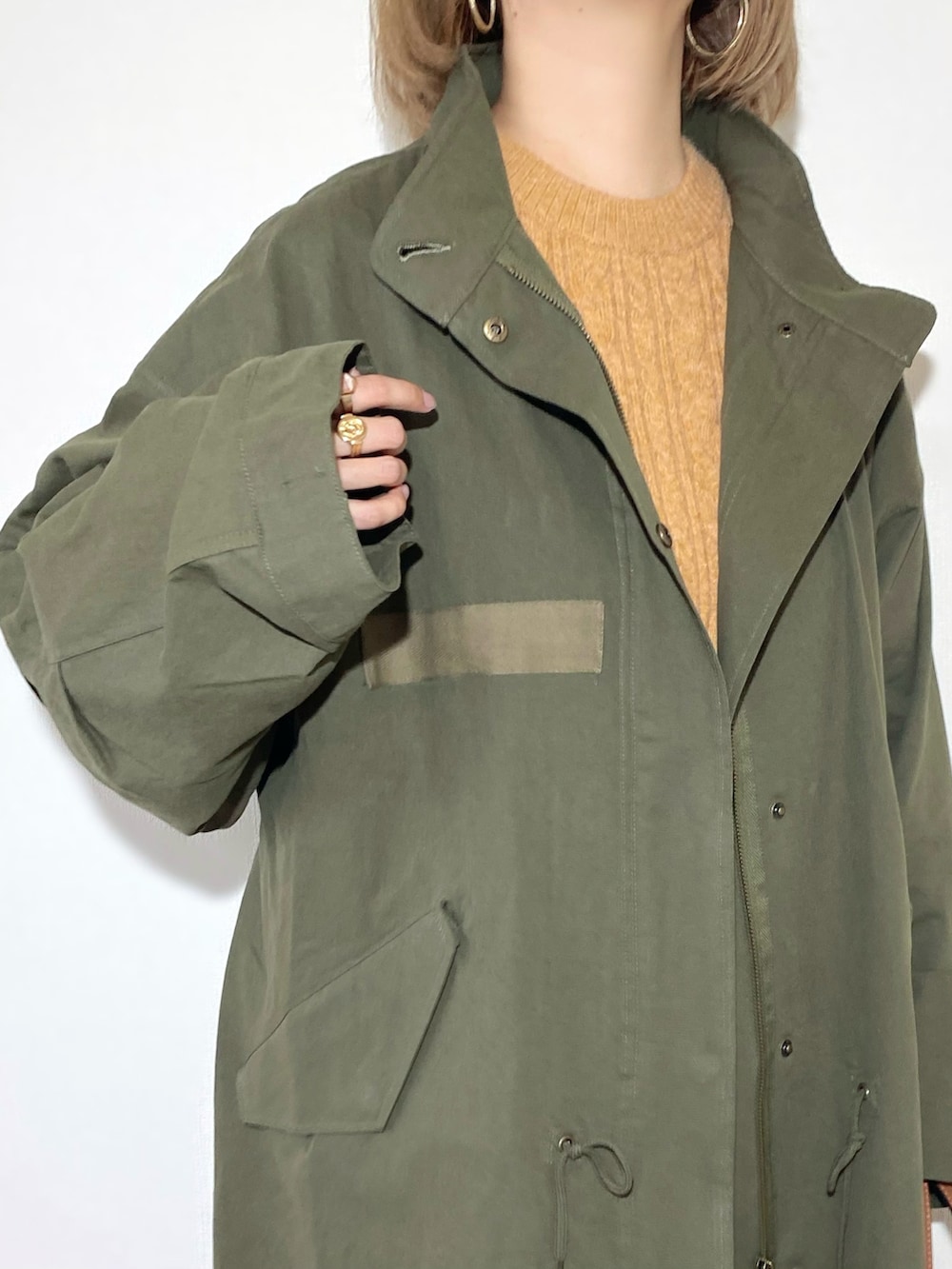 オレンジ系のワンピース、ブラウン系のバッグ、ブラウン系のブーツを着用したレディースの秋コーディネートの5枚目の写真