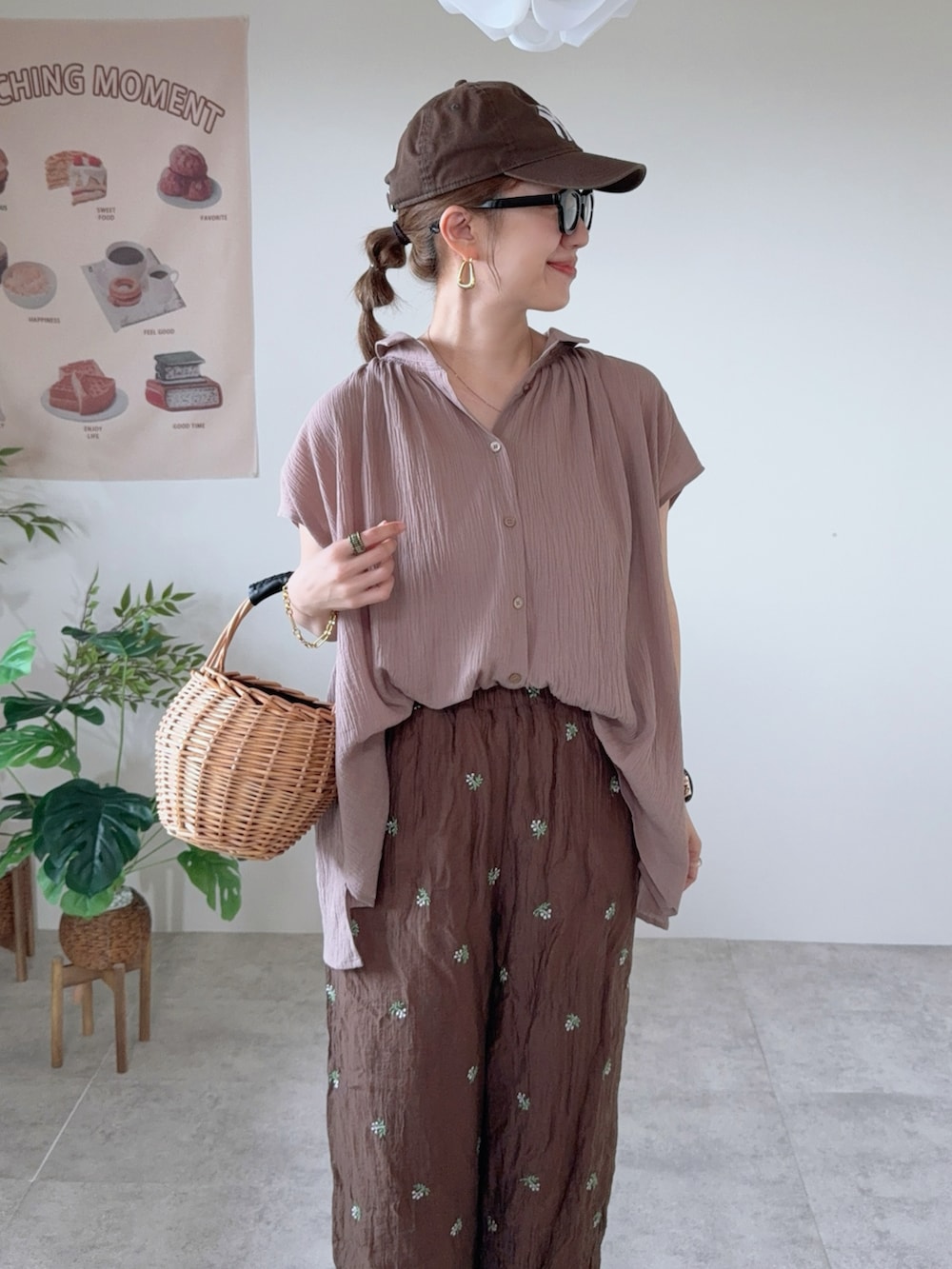 ベージュ系のシャツ/ブラウス、ブラウン系のその他パンツ、ホワイト系のサンダルを着用したレディースの夏コーディネートの5枚目の写真