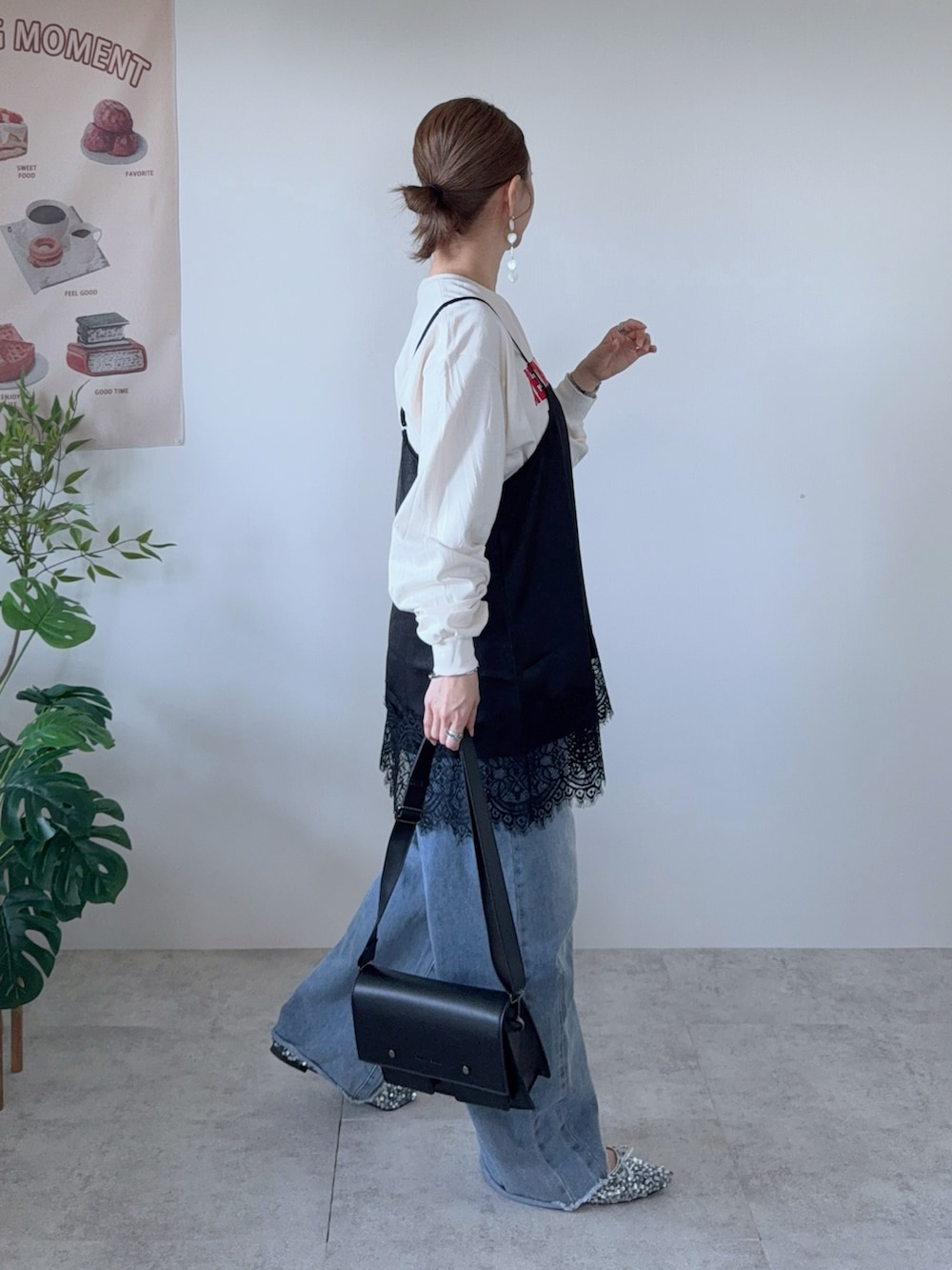 ブラック系のキャミソール、ベージュ系のTシャツ/カットソー、ブラック系のショルダーバッグを着用したレディースの春コーディネートの2枚目の写真