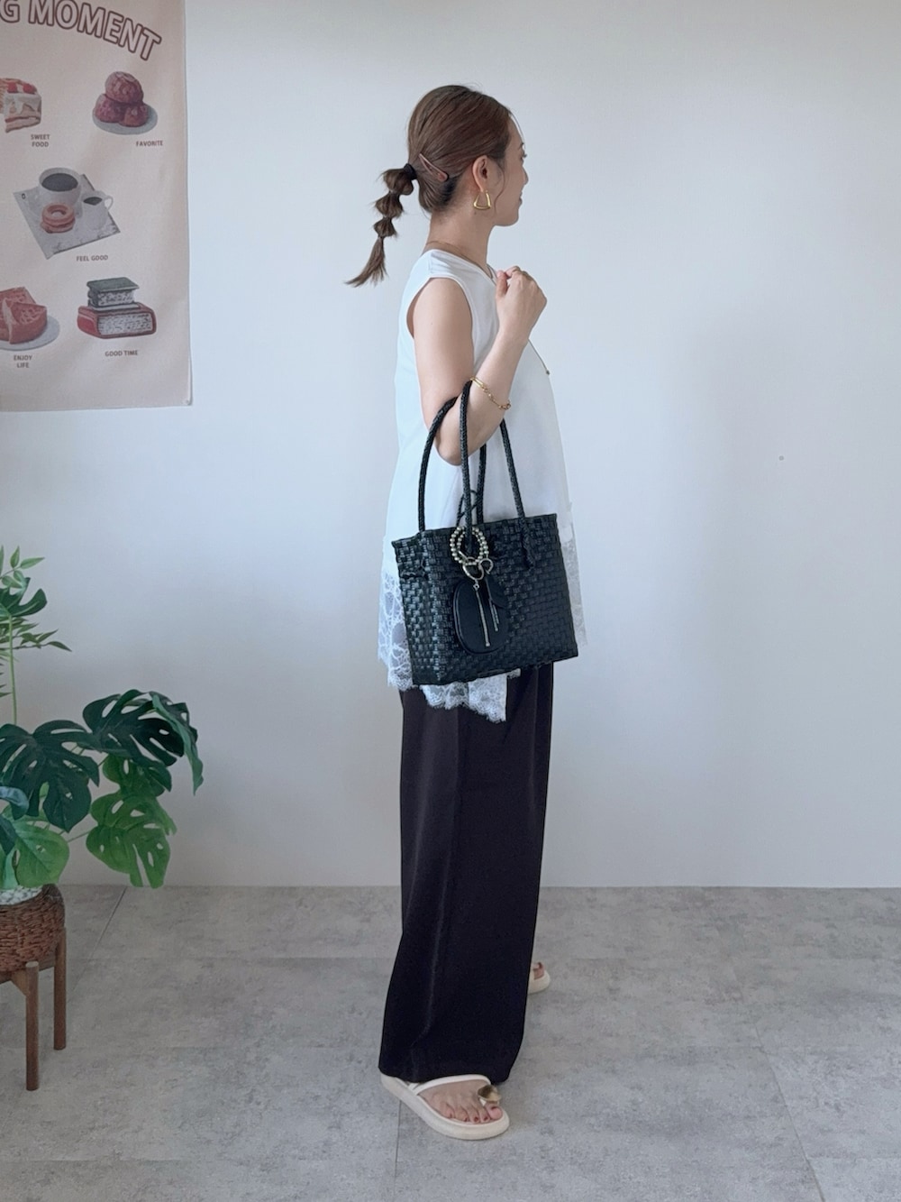 ホワイト系のTシャツ/カットソー、ブラウン系のスラックス、ホワイト系のサンダルを着用したレディースの春コーディネートの2枚目の写真