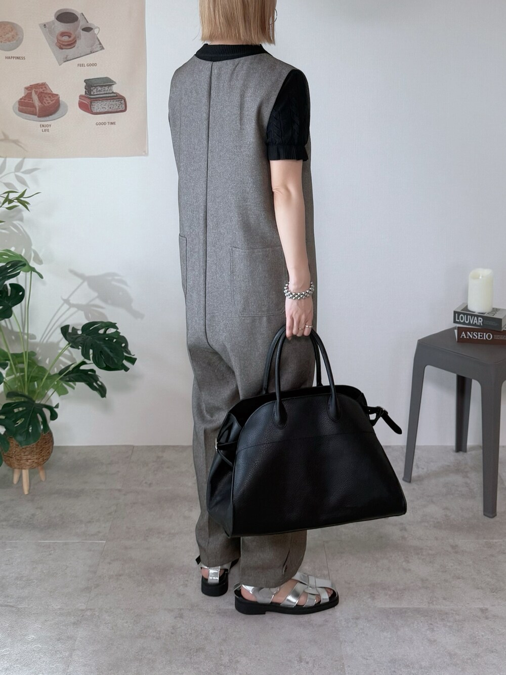 ブラック系のニット/セーター、ブラウン系のつなぎ/オールインワン、ブラック系のボストンバッグを着用したレディースの夏コーディネートの3枚目の写真