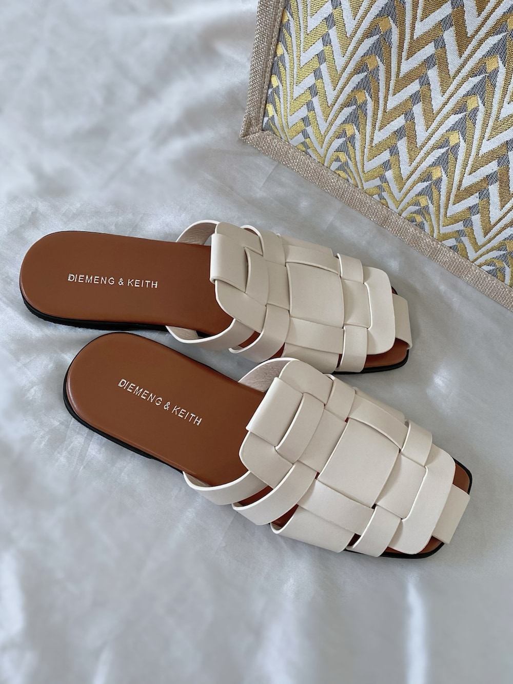 イエロー系のかごバッグ、ブラウン系のその他トップス、ホワイト系のサンダルを着用したレディースの夏コーディネートの5枚目の写真