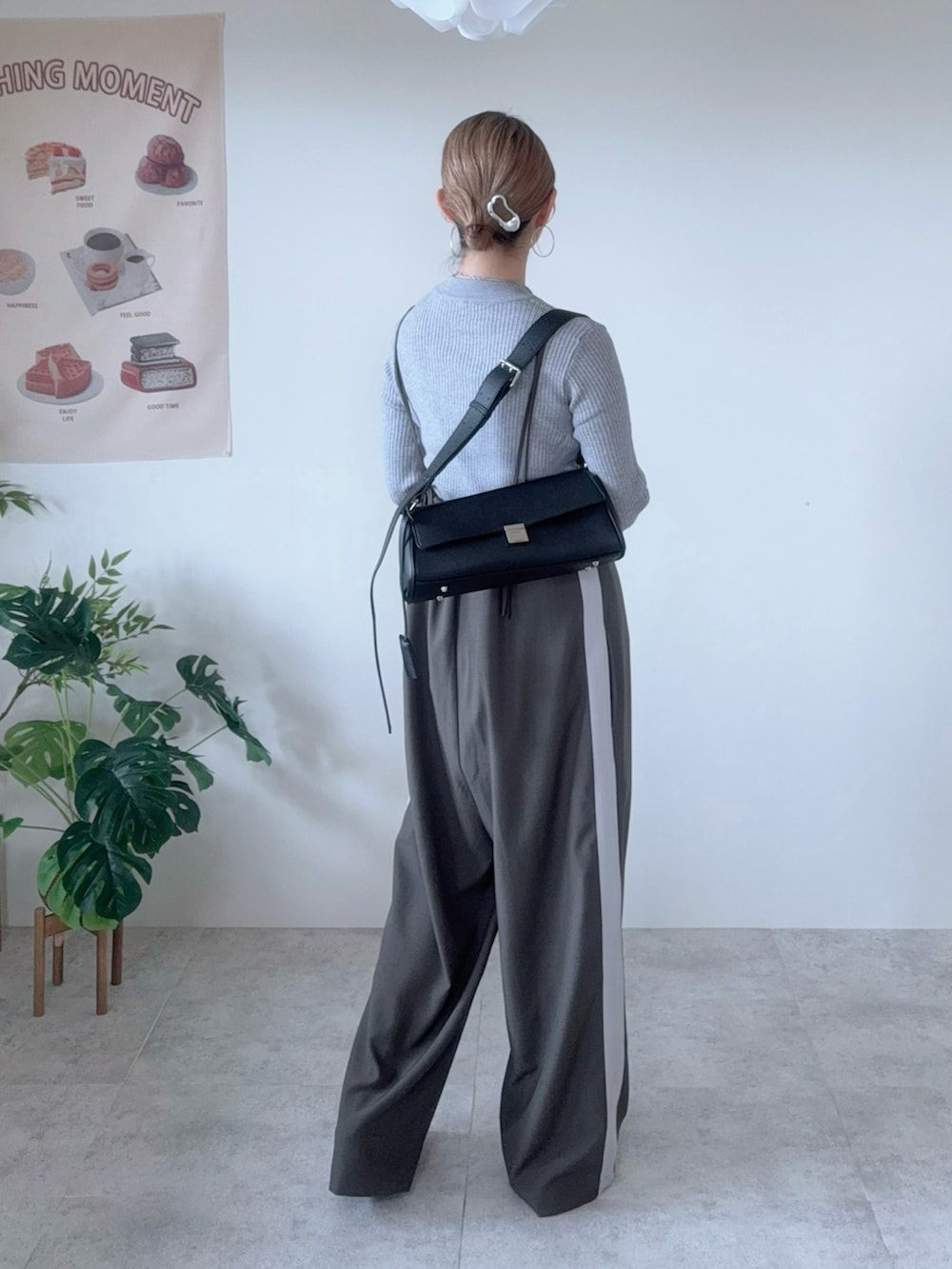 グレー系のニット/セーター、グレー系のサロペット/オーバーオール、シルバー系のパンプスを着用したレディースの秋コーディネートの5枚目の写真