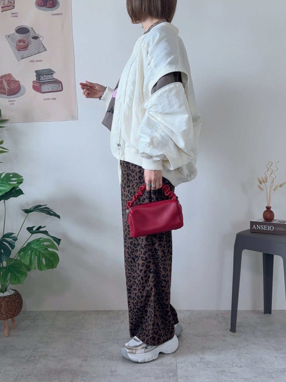 ブラウン系のスウェット、ホワイト系のブルゾン、ゴールド系のスニーカーを着用したレディースの秋コーディネートの3枚目の写真