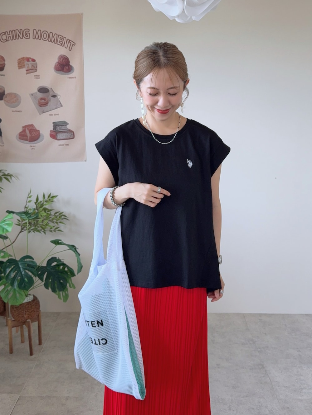 ブラック系のTシャツ/カットソー、レッド系のスカート、ホワイト系のトートバッグを着用したレディースの夏コーディネートの4枚目の写真