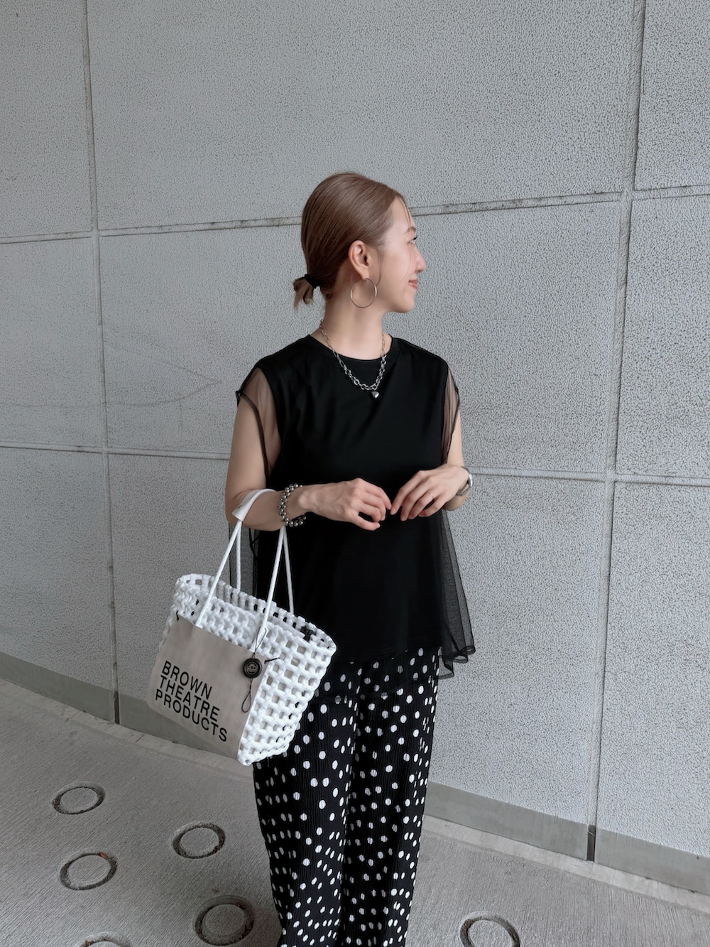 ブラック系のその他パンツ、ブラック系のTシャツ/カットソー、ホワイト系のサンダルを着用したレディースの夏コーディネートの2枚目の写真