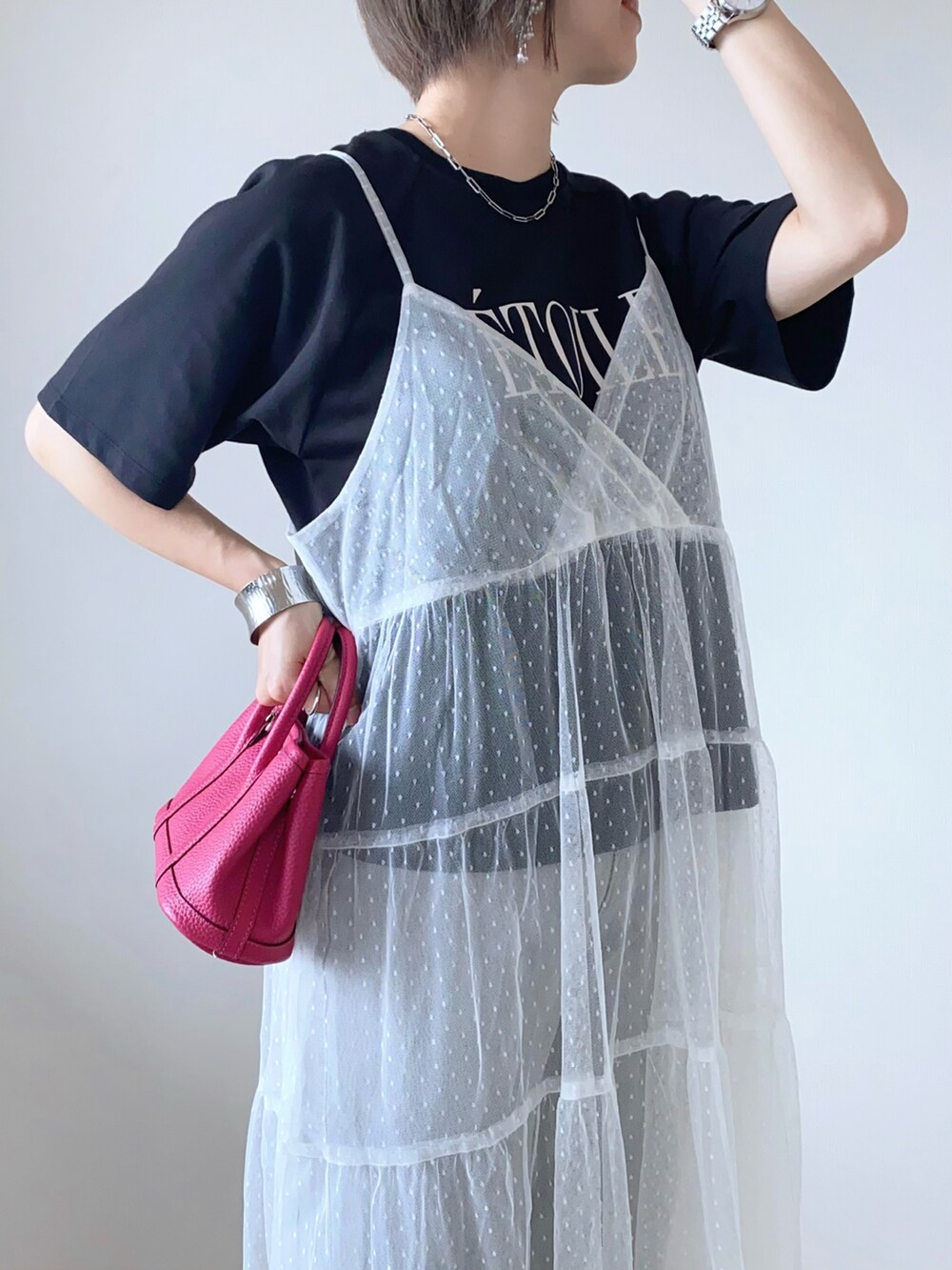 ホワイト系のワンピース/ドレス、その他のTシャツ/カットソー、ホワイト系のサンダルを着用したレディースの夏コーディネートの3枚目の写真