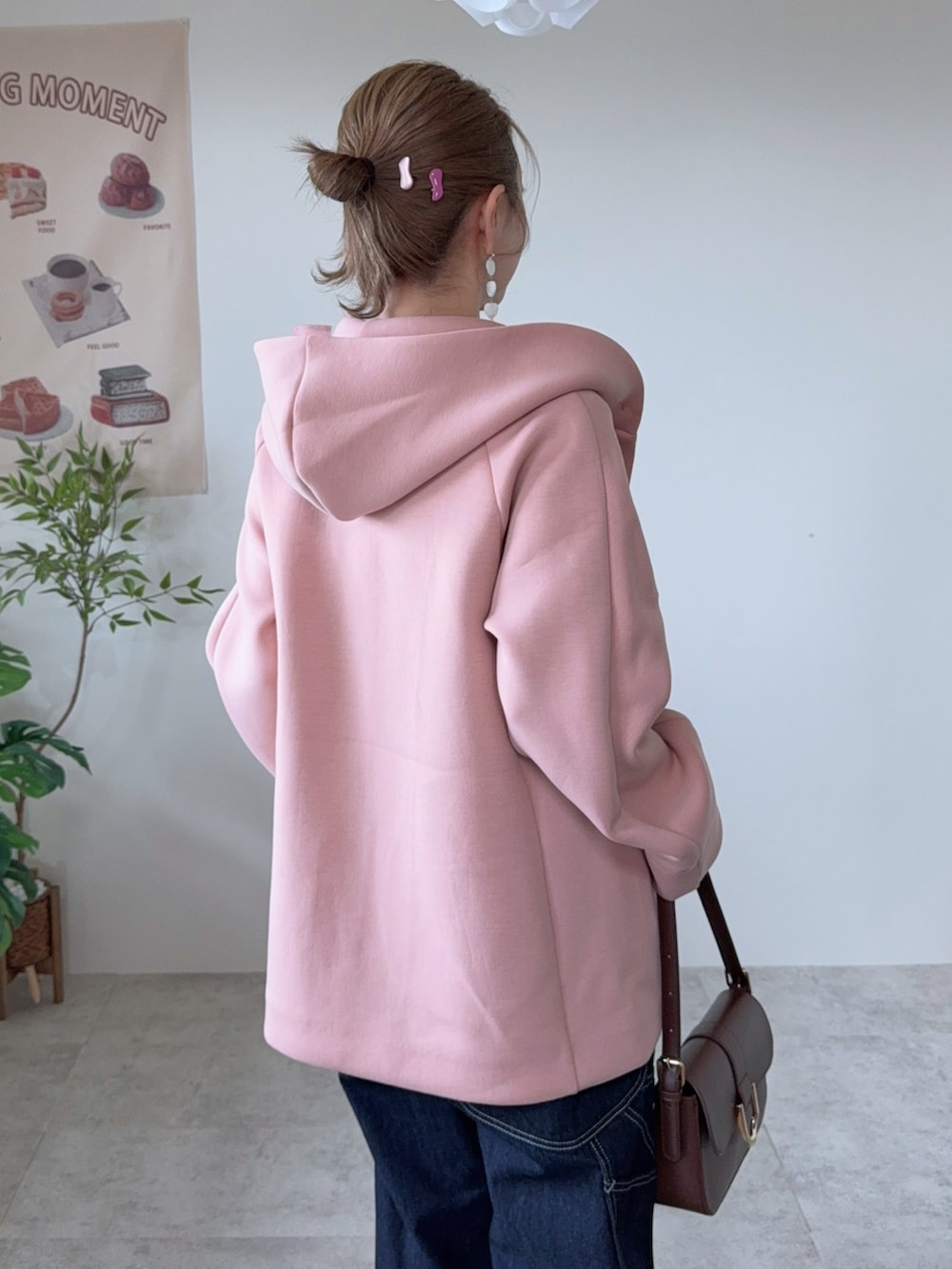 ブルー系のサロペット/オーバーオール、ブラウン系のハンドバッグ、ピンク系のジャケット/アウターを着用したレディースの春コーディネートの5枚目の写真