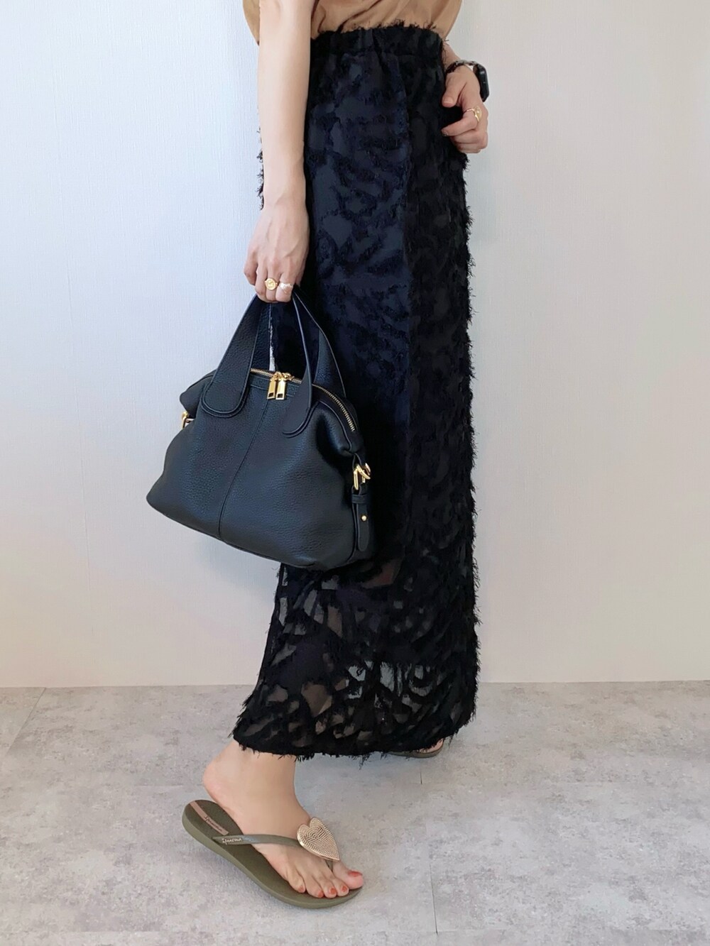 「zena、大人カジュアル、フリンジスカート、ジャガードスカート、ootd、Tシャツ、ビーチサンダル、カジュアルコーデ」｜「KiraKiraShopのアイテム（Tシャツ/カットソー、ブラウン系）」を使った、memeさん（レディース・158cm）の夏コーディネートの3枚目の写真