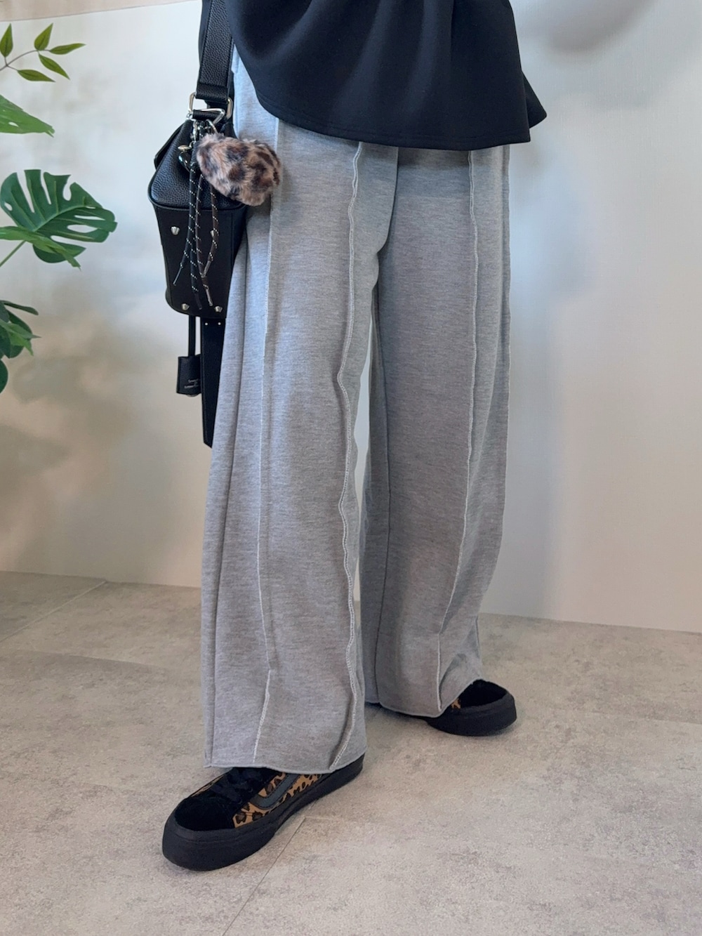 ブラック系のショルダーバッグ、グレー系のスウェットパンツを着用したレディースの冬コーディネートの4枚目の写真