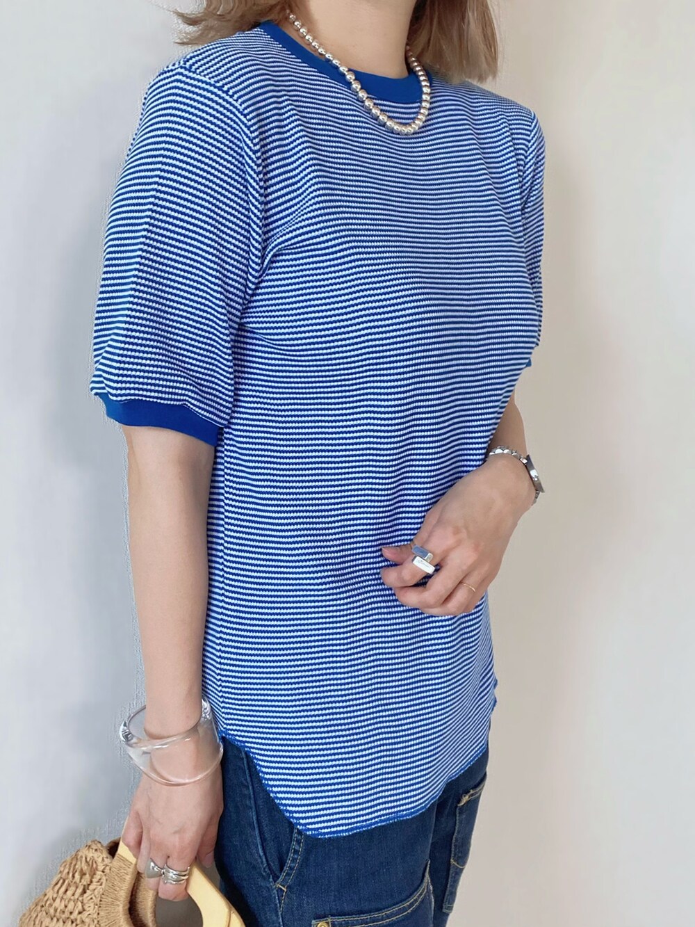 イエロー系のサンダル、シルバー系のアクセサリー、シルバー系のリングを着用したレディースの春コーディネートの4枚目の写真