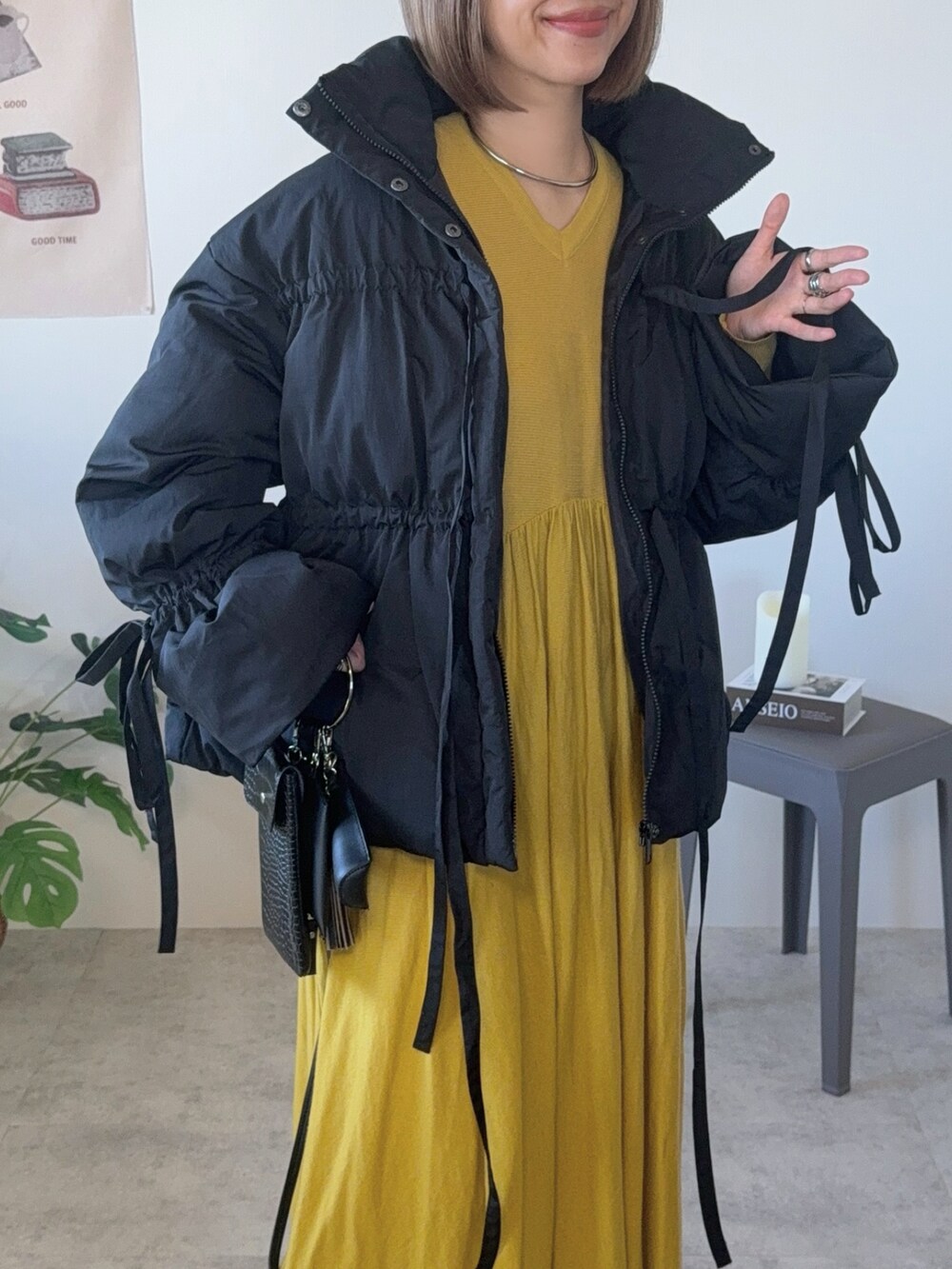 ブラック系のダウンジャケット/コート、ブラック系のローファーを着用したレディースの冬コーディネートの3枚目の写真