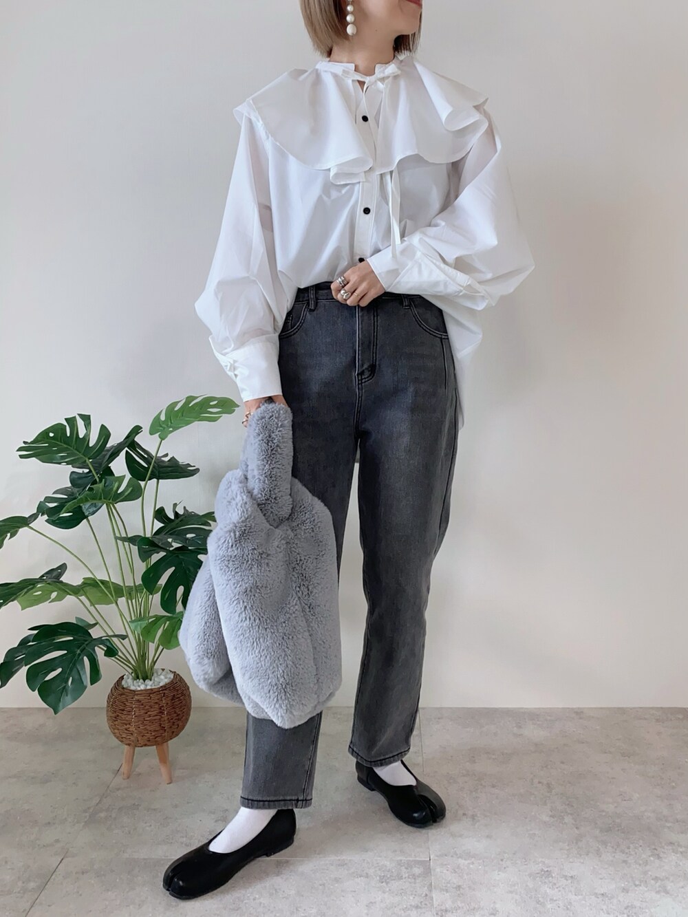 「PR、each、イーチ、シャツスタイル、ブラウス、ビッグカラー、シンプルコーデ、オトナカジュアル、デニムパンツ、40代ファッション、おしゃれさんと繋がりたい」｜「Ranieのアイテム（デニムパンツ、グレー系）」を使った、memeさん（レディース・158cm）の冬コーディネートの2枚目の写真
