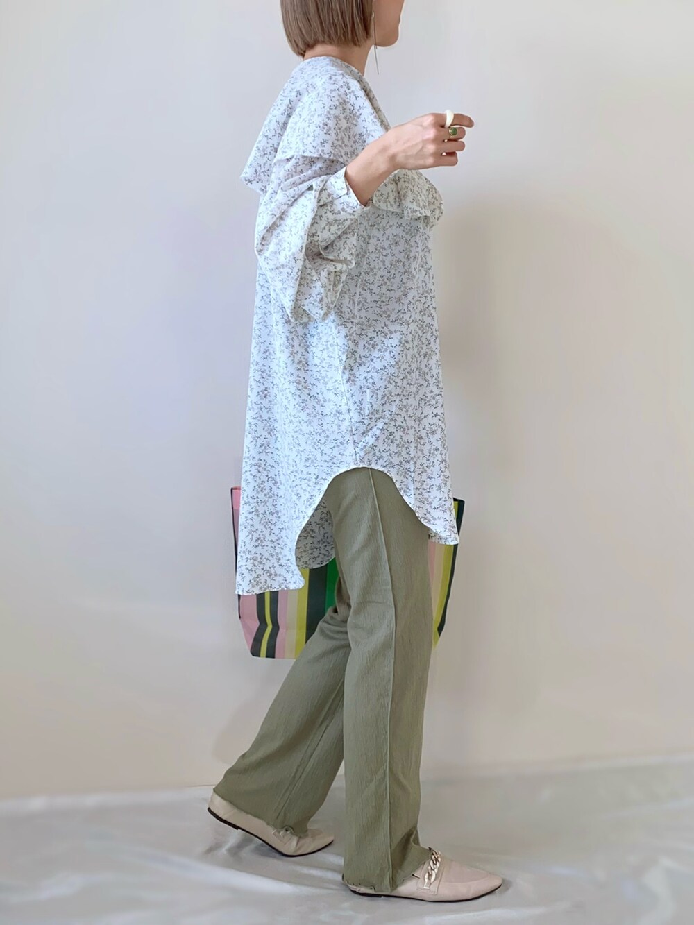 ホワイト系のシャツ/ブラウス、グリーン系のその他パンツ、グリーン系のトートバッグを着用したレディースの春コーディネートの2枚目の写真