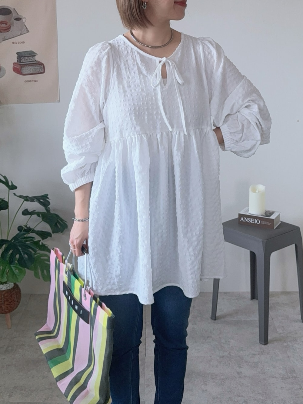 「PR、GeeRA、ジーラ、geera_ootd、チュニック、ぺプラムトップス、春コーデ、おしゃれさんと繋がりたい、シンプルコーデ、大人カジュアル、スキニーデニム、40代ファッション、プチプラコーデ、プチプラファッション」｜「MARNI MARKETのストライプバッグ（トートバッグ、グリーン系）」を使った、memeさん（レディース・158cm）の冬コーディネートの3枚目の写真