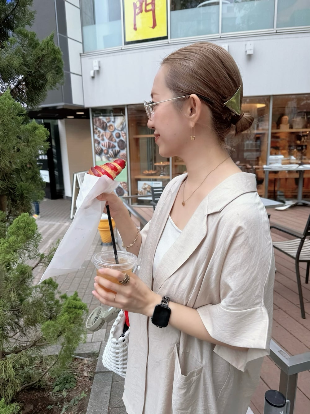 ベージュ系のテーラードジャケット、ブラウン系のその他パンツ、ホワイト系のサンダルを着用したレディースの夏コーディネートの4枚目の写真