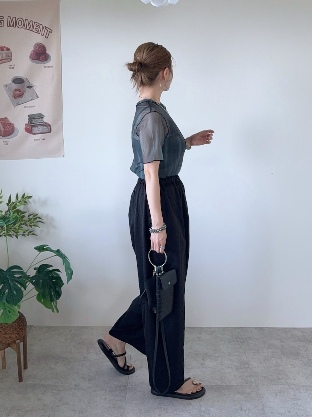 グリーン系のTシャツ/カットソー、ブラック系のその他パンツ、ブラック系のサンダルを着用したレディースの夏コーディネートの3枚目の写真