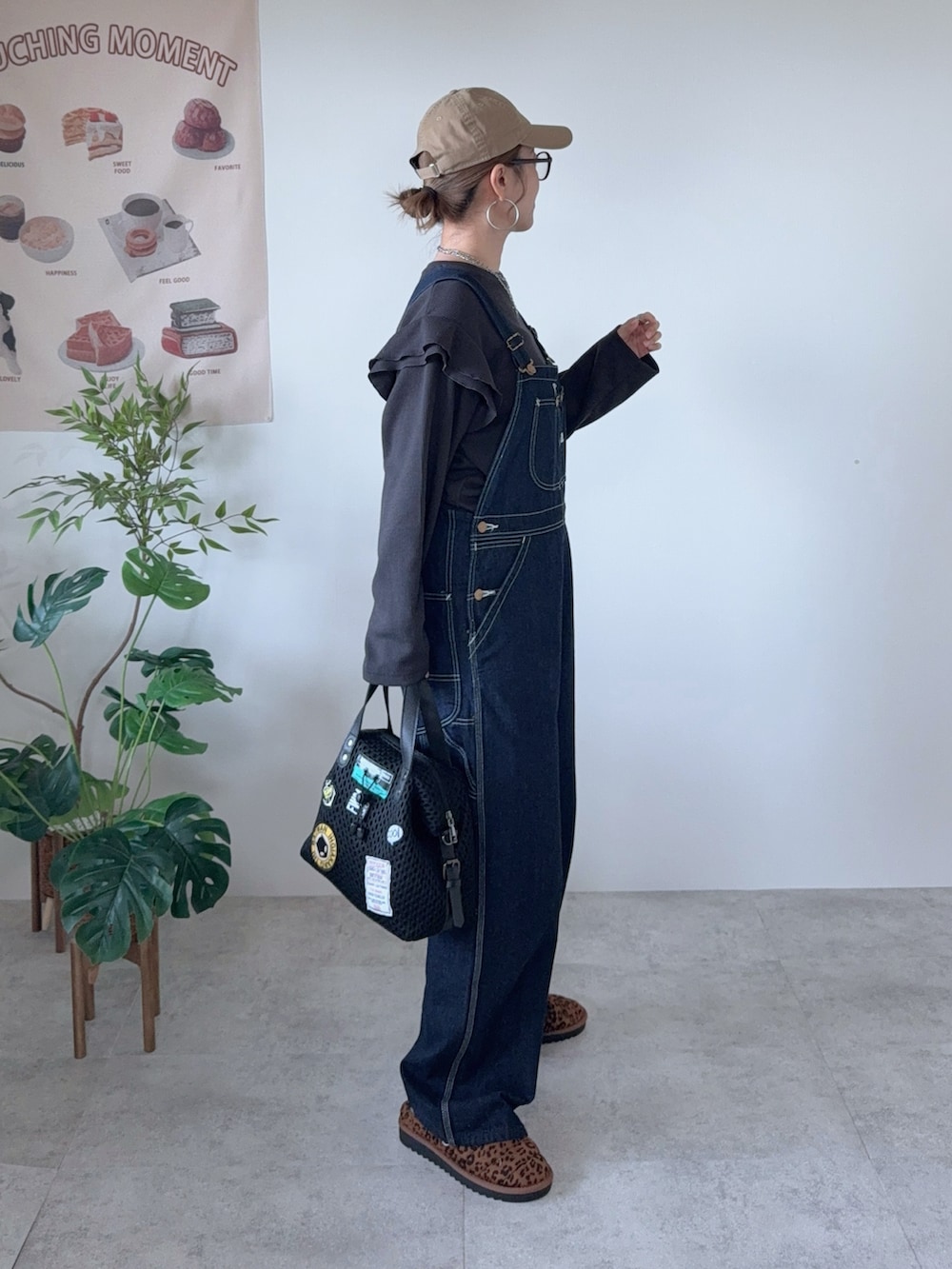 ブラック系のTシャツ/カットソー、ブラック系のボストンバッグ、ブルー系のサロペット/オーバーオールを着用したレディースの冬コーディネートの2枚目の写真