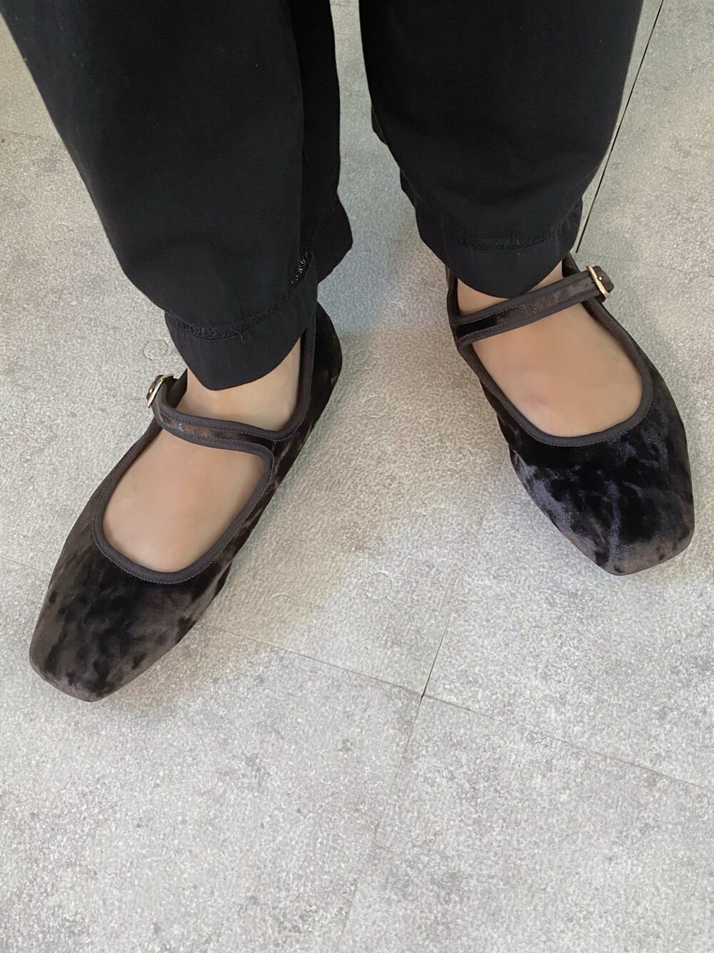 グレー系のトップス、グレー系のベスト、ブラック系のその他パンツを着用したレディースの夏コーディネートの4枚目の写真