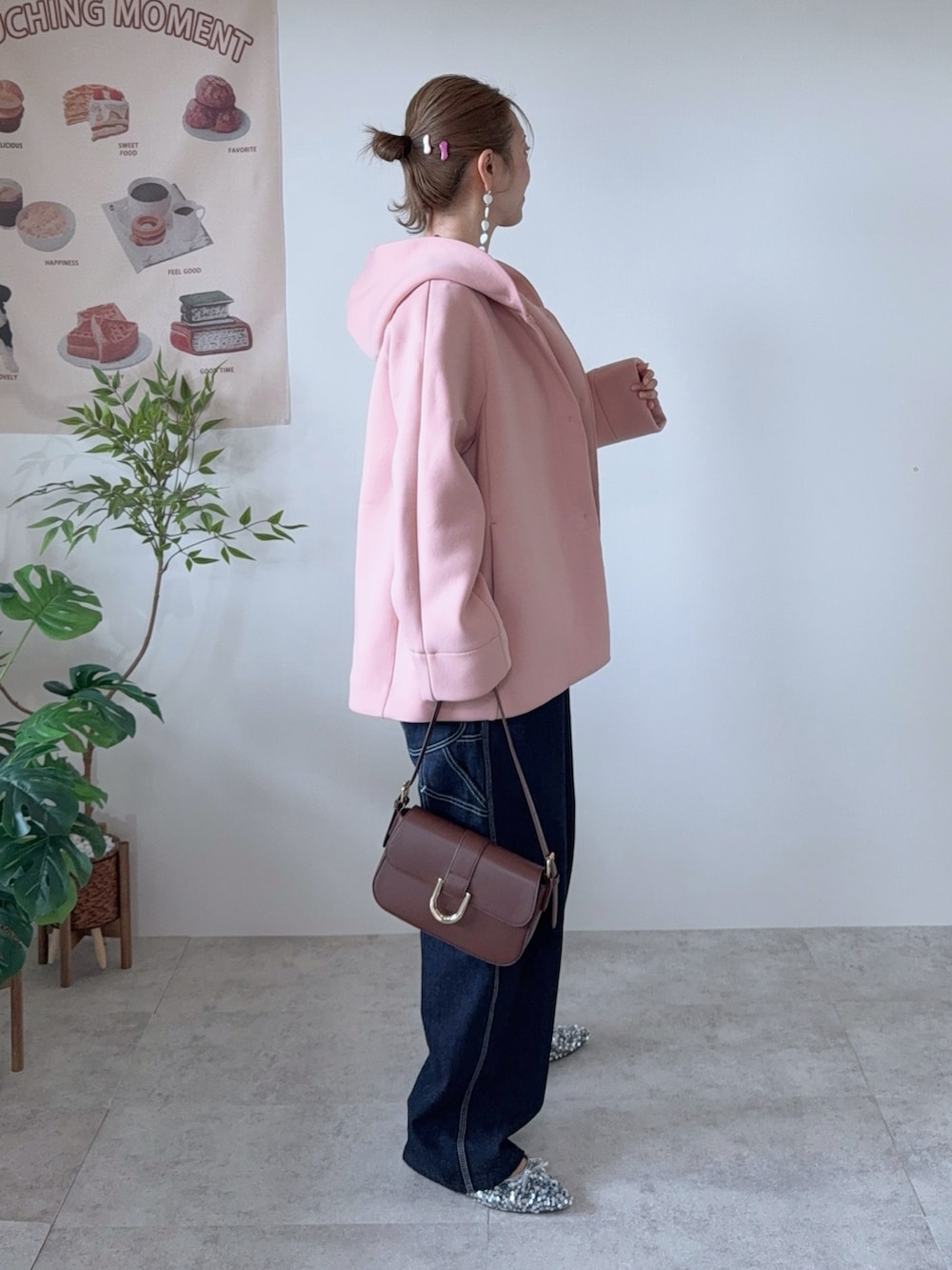 ブルー系のサロペット/オーバーオール、ブラウン系のハンドバッグ、ピンク系のジャケット/アウターを着用したレディースの春コーディネートの3枚目の写真