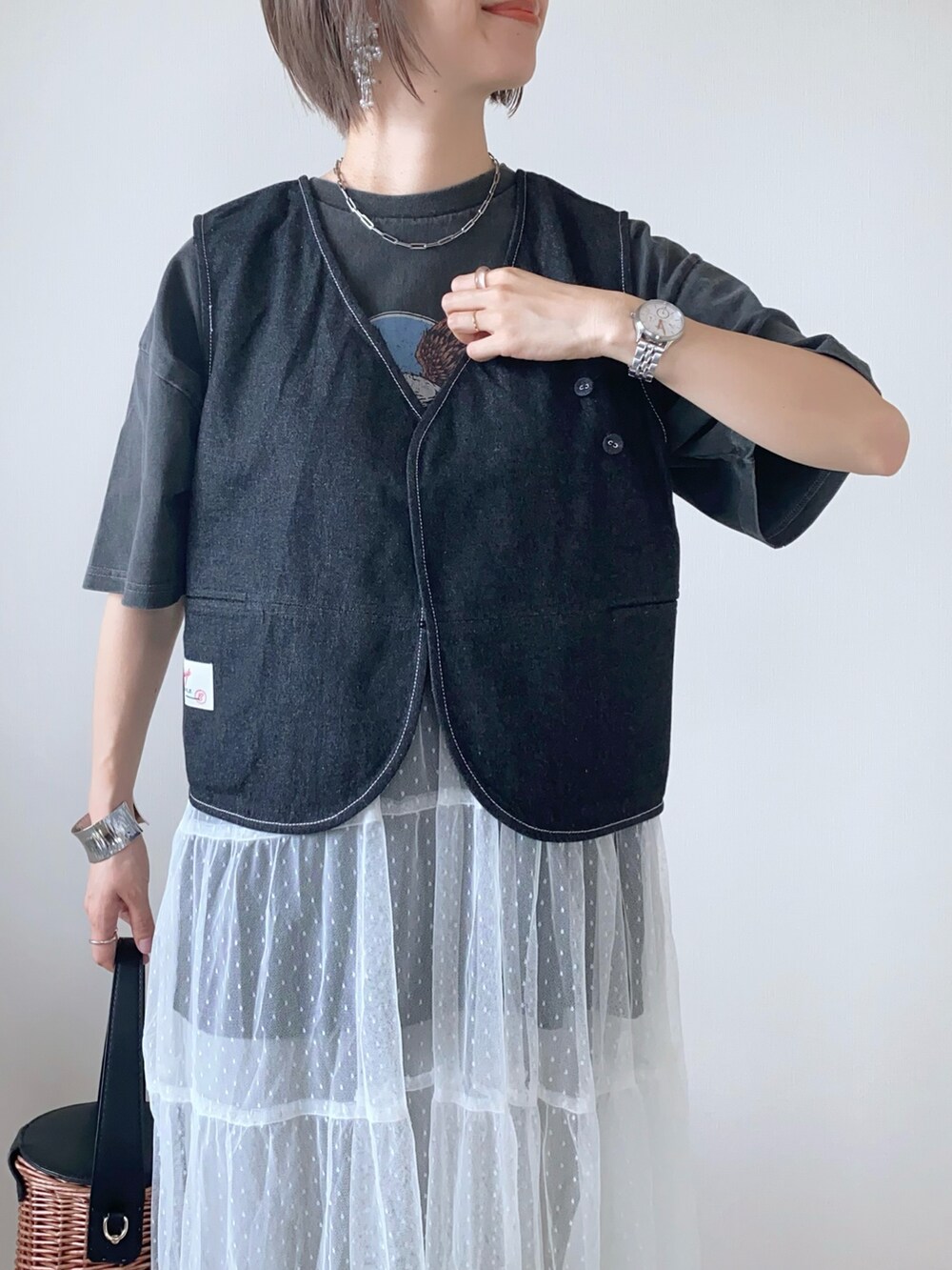 ブラック系のバッグ、ブラック系のサンダル、グレー系のデニムパンツを着用したレディースの夏コーディネートの4枚目の写真