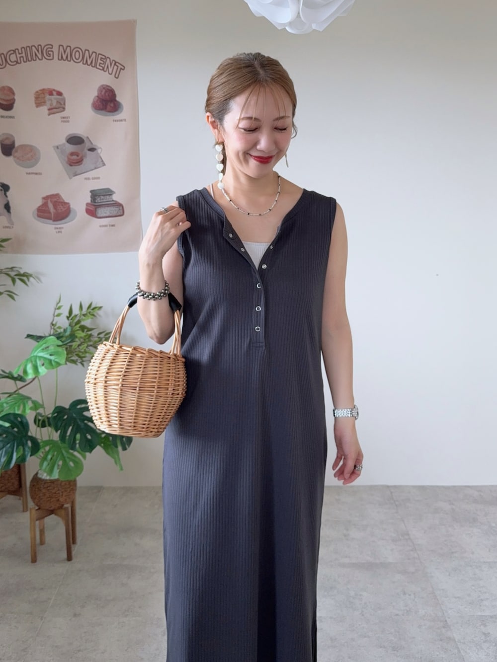 グレー系のワンピース、ブラック系のサンダルを着用したレディースの夏コーディネートの4枚目の写真