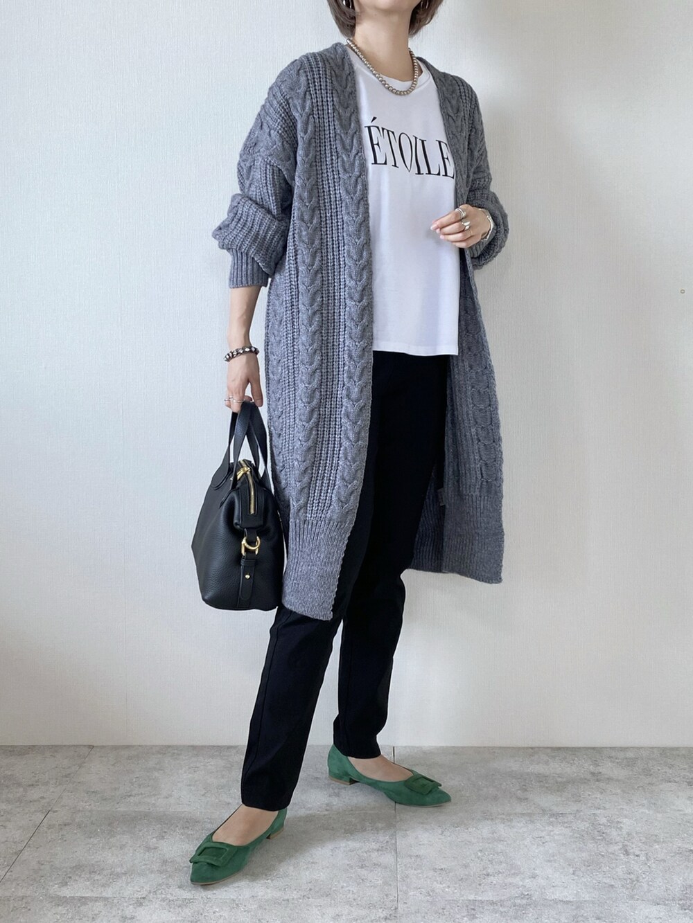 ブラック系のバッグ、ブラック系のその他パンツ、グリーン系のパンプスを着用したレディースの秋コーディネートの5枚目の写真