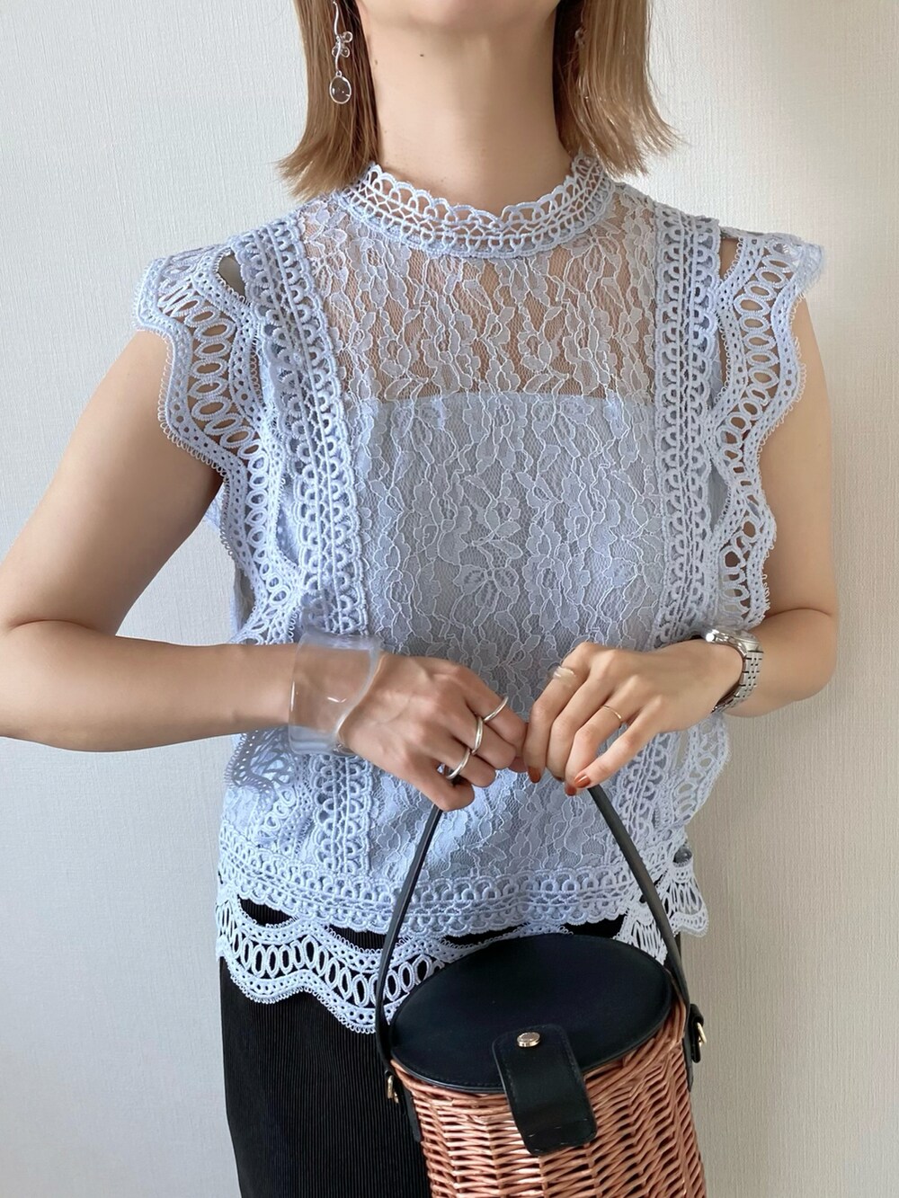 ブルー系のシャツ/ブラウス、ブラック系のバッグ、ブラック系のスカートを着用したレディースの春コーディネートの4枚目の写真