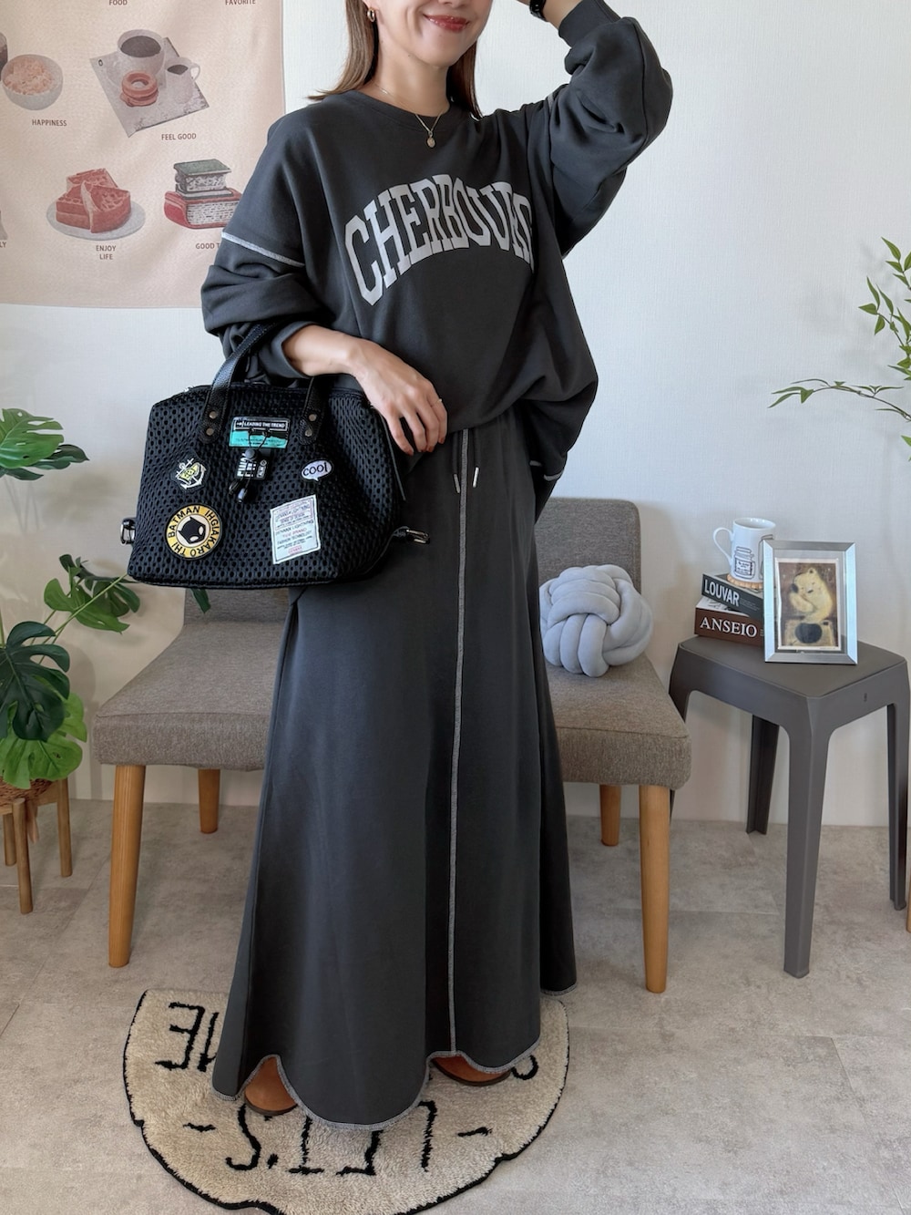 グレー系のスウェット、グレー系のスカート、ブラック系のボストンバッグを着用したレディースの冬コーディネートの5枚目の写真