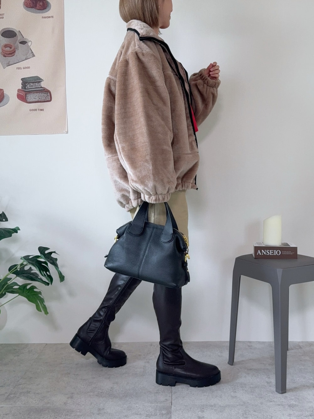 「PR、GeeRA、ジーラ、geera_ootd、ファー、ボア、アウター、冬コーデ、カジュアル、大人カジュアル、ロングブーツ、ショートパンツ、おしゃれさんと繋がりたい」｜「Chillfarのアーチロゴスウェット（スウェット、レッド系）」を使った、memeさん（レディース・158cm）の冬コーディネートの2枚目の写真