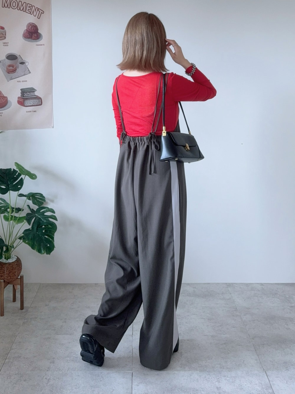 レッド系のTシャツ/カットソー、ブラック系のサンダル、グレー系のサロペット/オーバーオールを着用したレディースの夏コーディネートの3枚目の写真