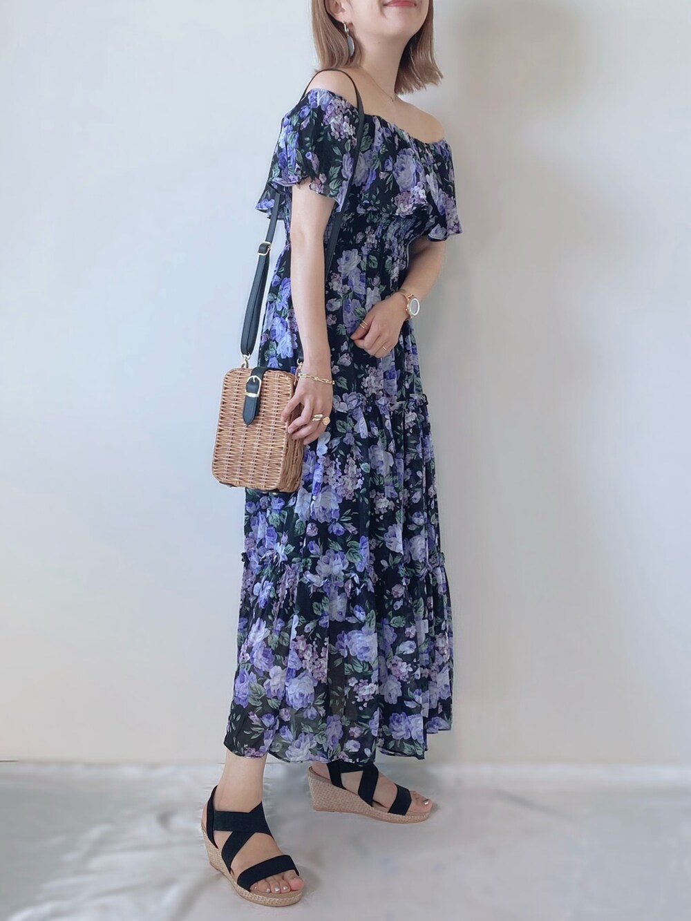 ブラック系のワンピース/ドレス、ブラック系のサンダル、ブラウン系のショルダーバッグを着用したレディースの夏コーディネートの3枚目の写真