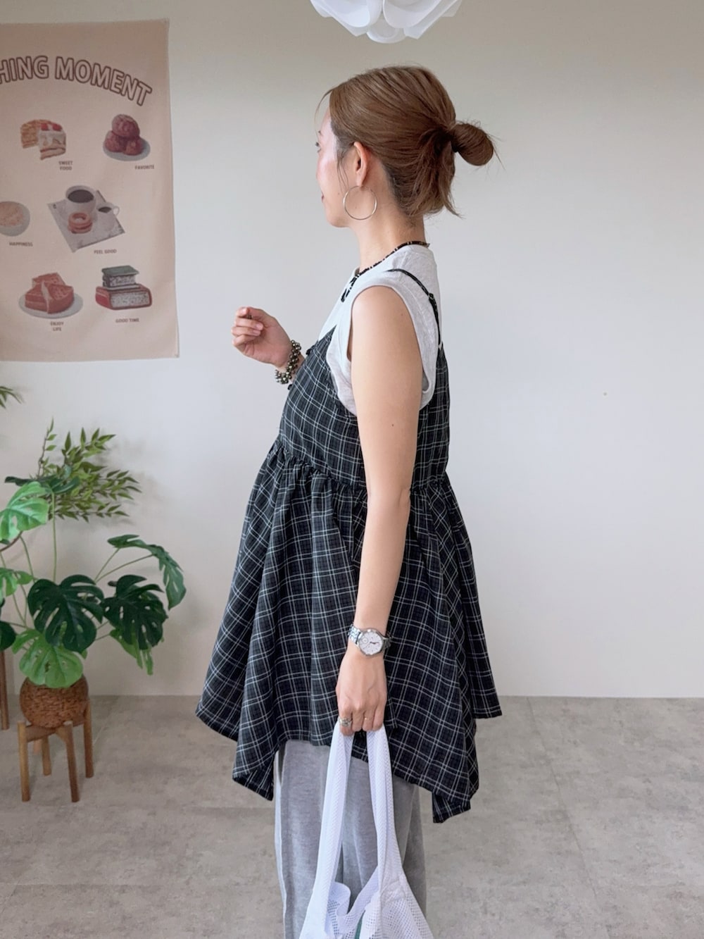ブラック系のキャミソール、グレー系のスウェットパンツ、ホワイト系のトートバッグを着用したレディースの夏コーディネートの5枚目の写真