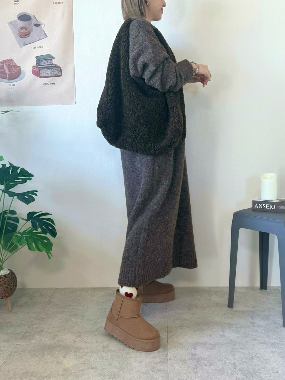 ブラウン系のワンピース、イエロー系のブーツを着用したレディースの秋コーディネートの4枚目の写真