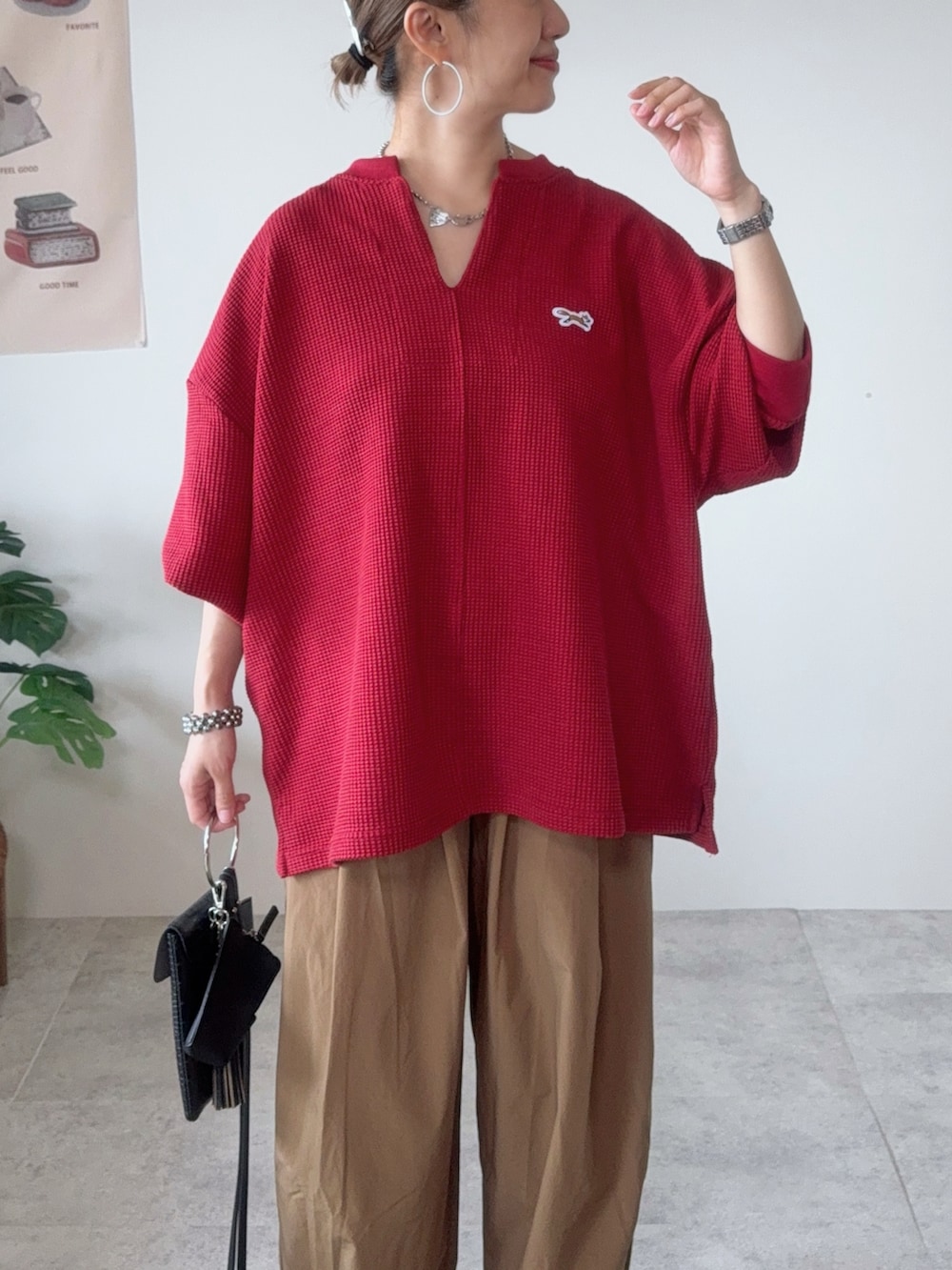 レッド系のTシャツ/カットソー、イエロー系のその他パンツ、ブラウン系のシューズを着用したレディースの秋コーディネートの4枚目の写真