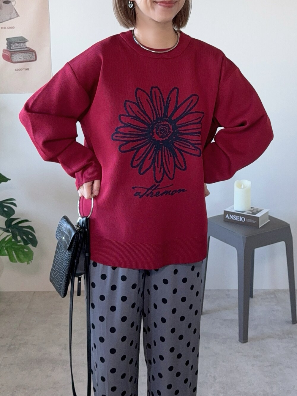 グレー系のパンツ、ブラック系のパンプス、シルバー系のネックレスを着用したレディースの秋コーディネートの3枚目の写真