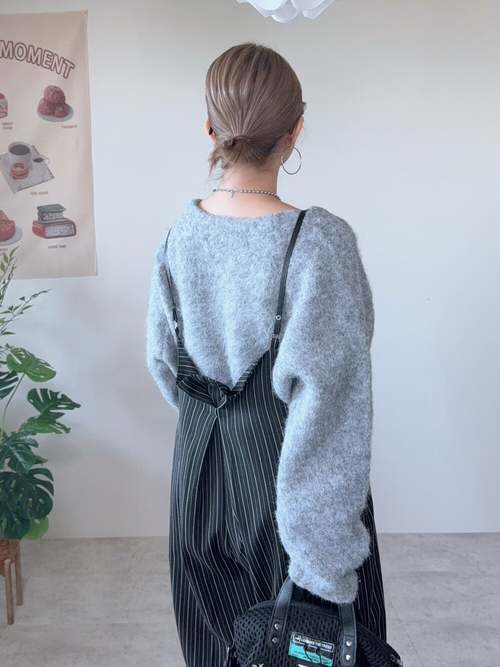 ブラック系のボストンバッグ、グレー系のニット/セーター、ブラック系のその他パンツを着用したレディースの冬コーディネートの4枚目の写真