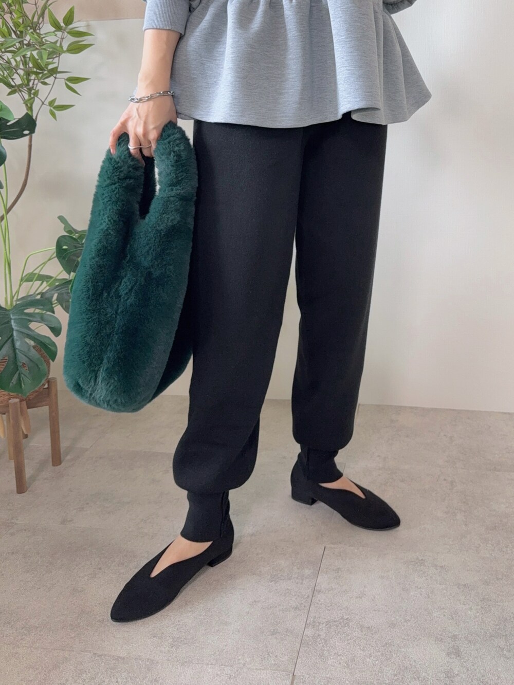 ブラック系のパンツ、ブラック系のパンプス、ホワイト系のニットキャップ/ビーニーを着用したレディースの秋コーディネートの4枚目の写真