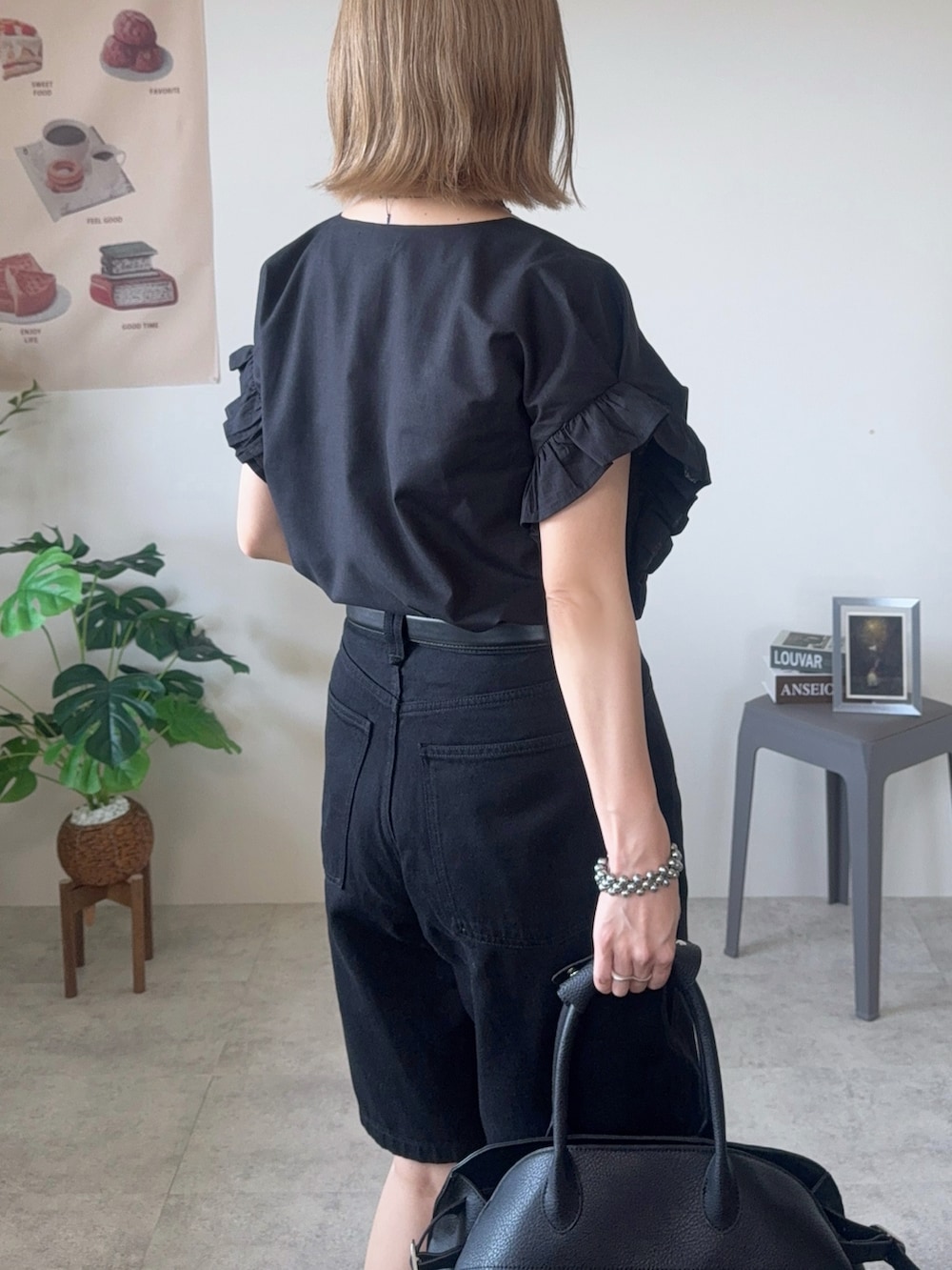 ブラック系のシャツ/ブラウス、ブラック系のボストンバッグ、ホワイト系のサンダルを着用したレディースの夏コーディネートの5枚目の写真