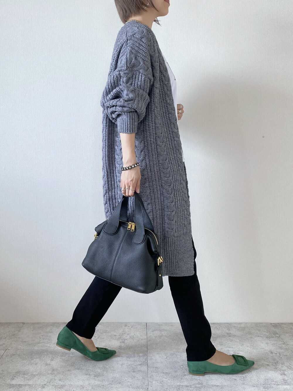 ブラック系のバッグ、ブラック系のその他パンツ、グリーン系のパンプスを着用したレディースの秋コーディネートの3枚目の写真