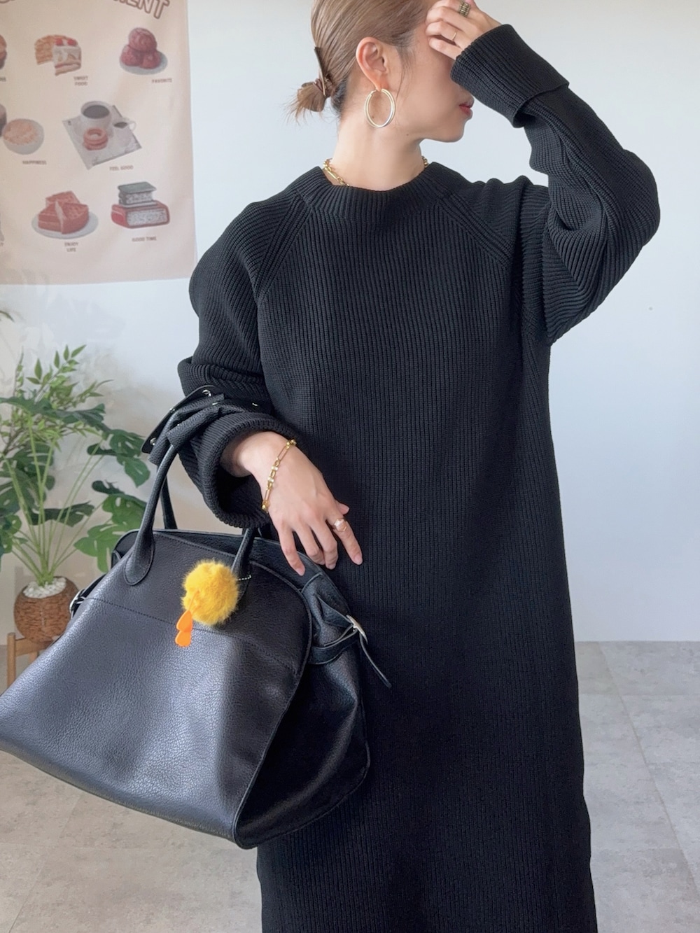 ブラック系のワンピース、ブラック系のボストンバッグ、ブラウン系のバレエシューズを着用したレディースの秋コーディネートの4枚目の写真