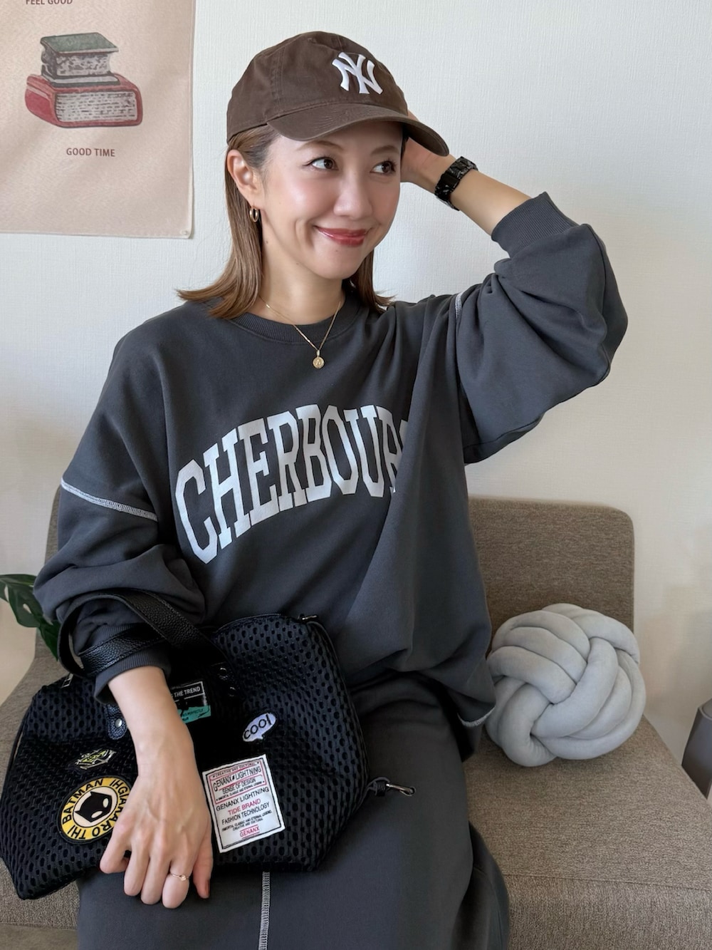 グレー系のスウェット、グレー系のスカート、ブラック系のボストンバッグを着用したレディースの冬コーディネートの3枚目の写真