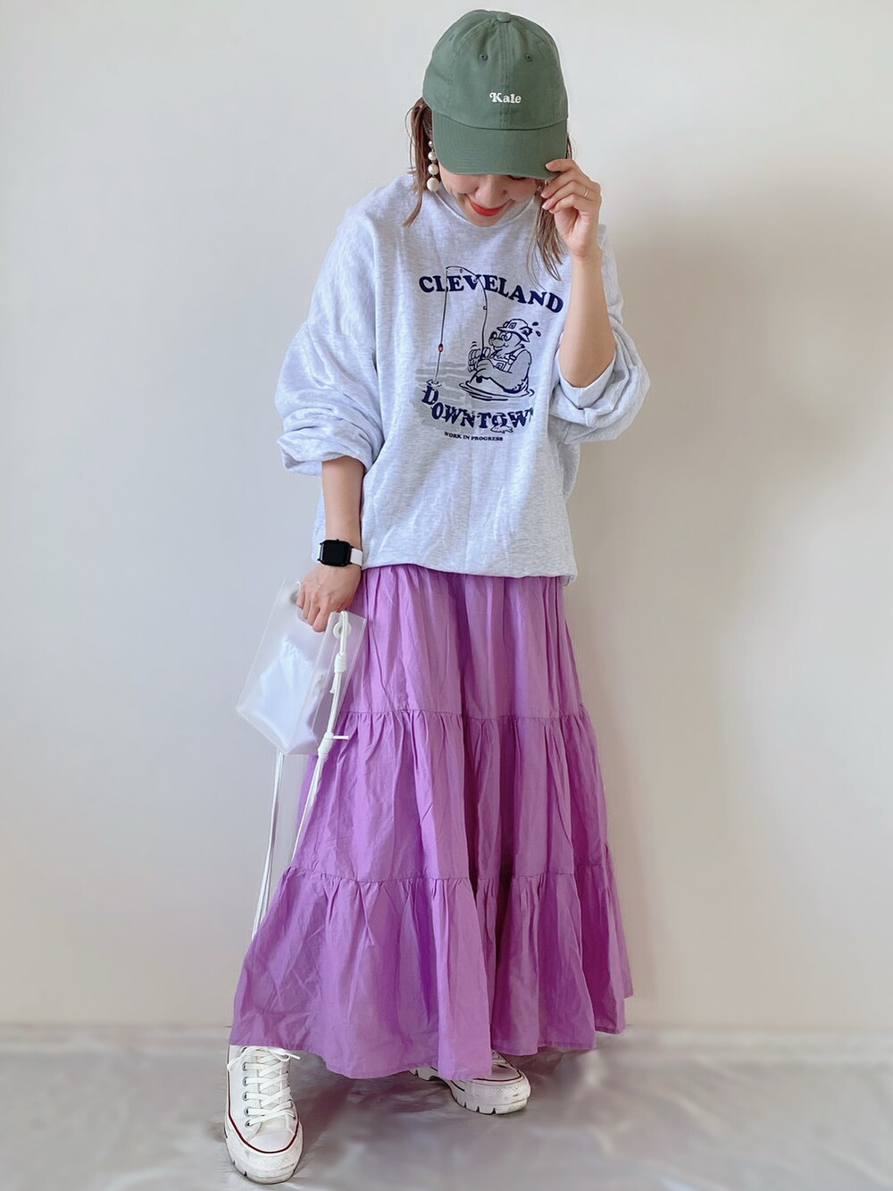 「americanneedle、キャップ、ティアードスカート、66girls、スウェット、厚底スニーカー、おしゃれさんと繋がりたい、春コーデ、春服みてみて」｜「FREAK'S STOREのAMERICAN NEEDLE/アメリカンニードル Kale ロゴキャップ/44950A-KALE（キャップ、グリーン系）」を使った、memeさん（レディース・158cm）の春コーディネートの2枚目の写真