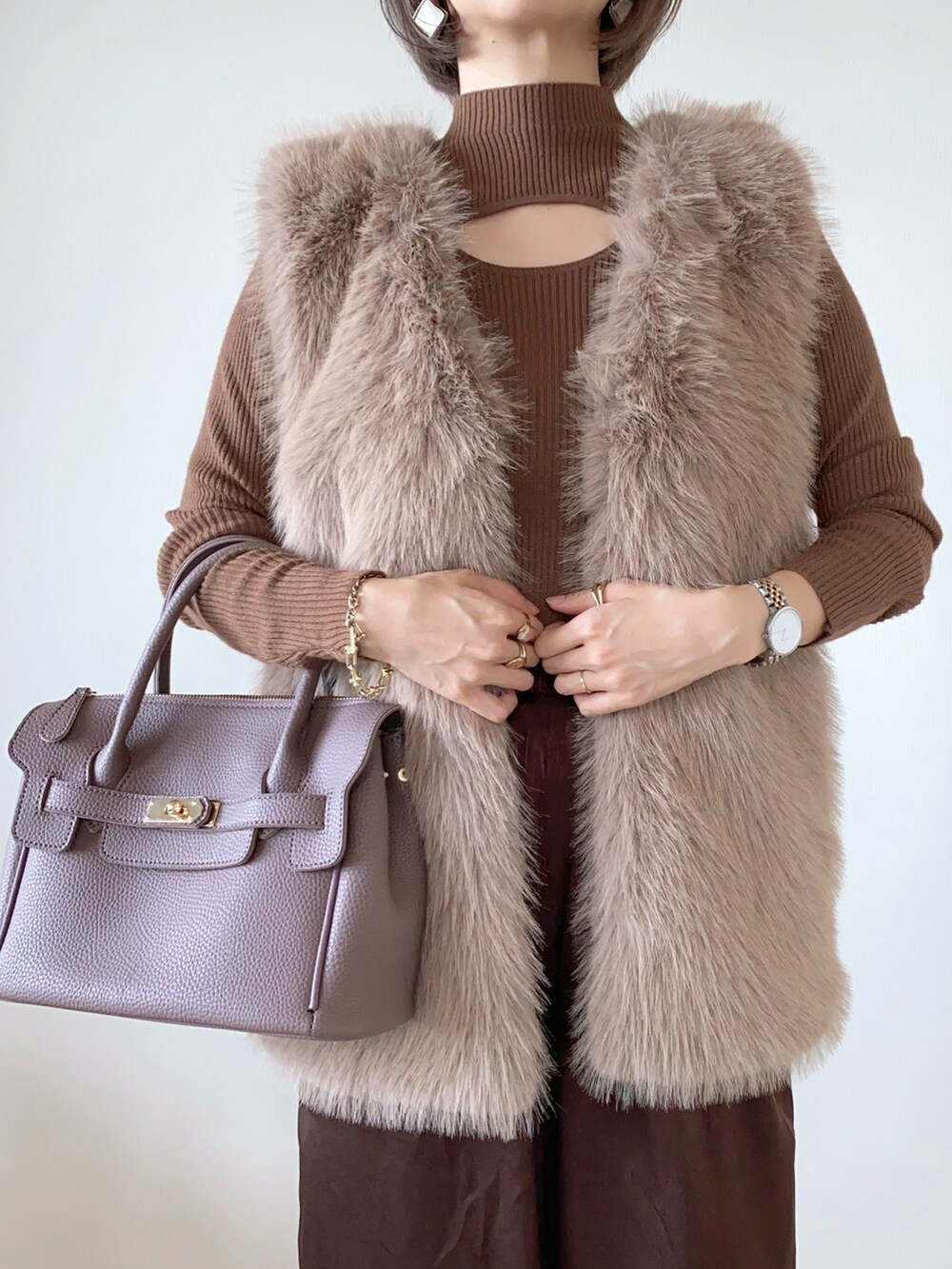 ブラウン系のニット/セーター、ブラウン系のその他パンツ、ブラウン系のバレエシューズを着用したレディースの秋コーディネートの2枚目の写真