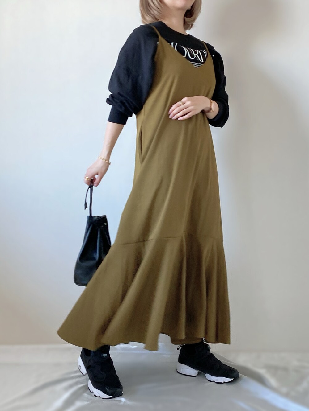 その他のワンピース/ドレス、ブラック系のTシャツ/カットソー、ブラック系のバッグを着用したレディースの秋コーディネートの3枚目の写真