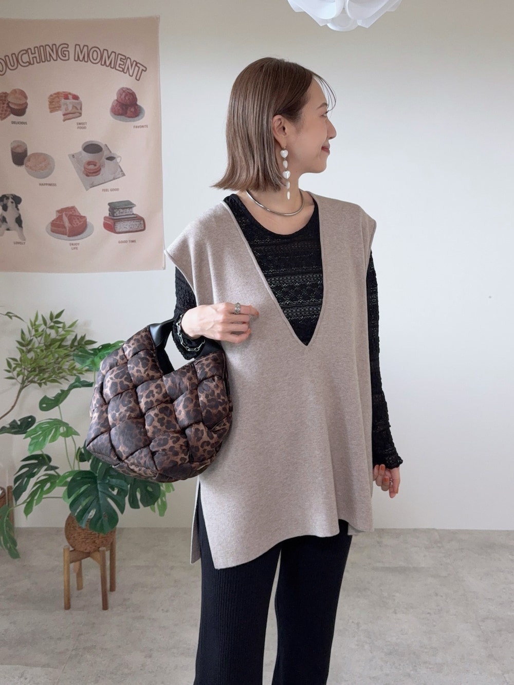 ブラック系のその他パンツ、その他のショルダーバッグ、ベージュ系のセットアップを着用したレディースの秋コーディネートの4枚目の写真