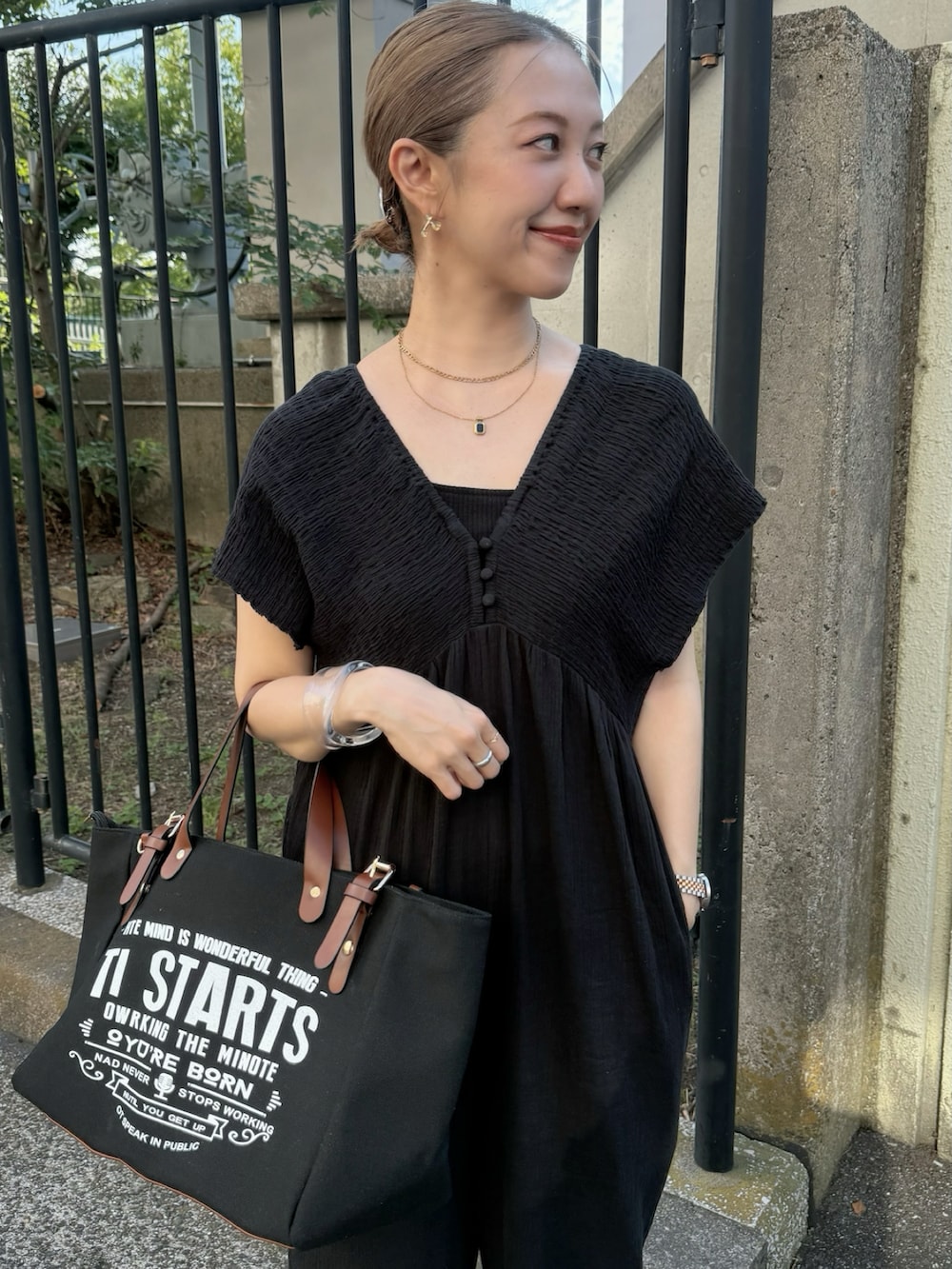 ブラック系のつなぎ/オールインワン、ブラック系のトートバッグ、ブラック系のサンダルを着用したレディースの夏コーディネートの4枚目の写真