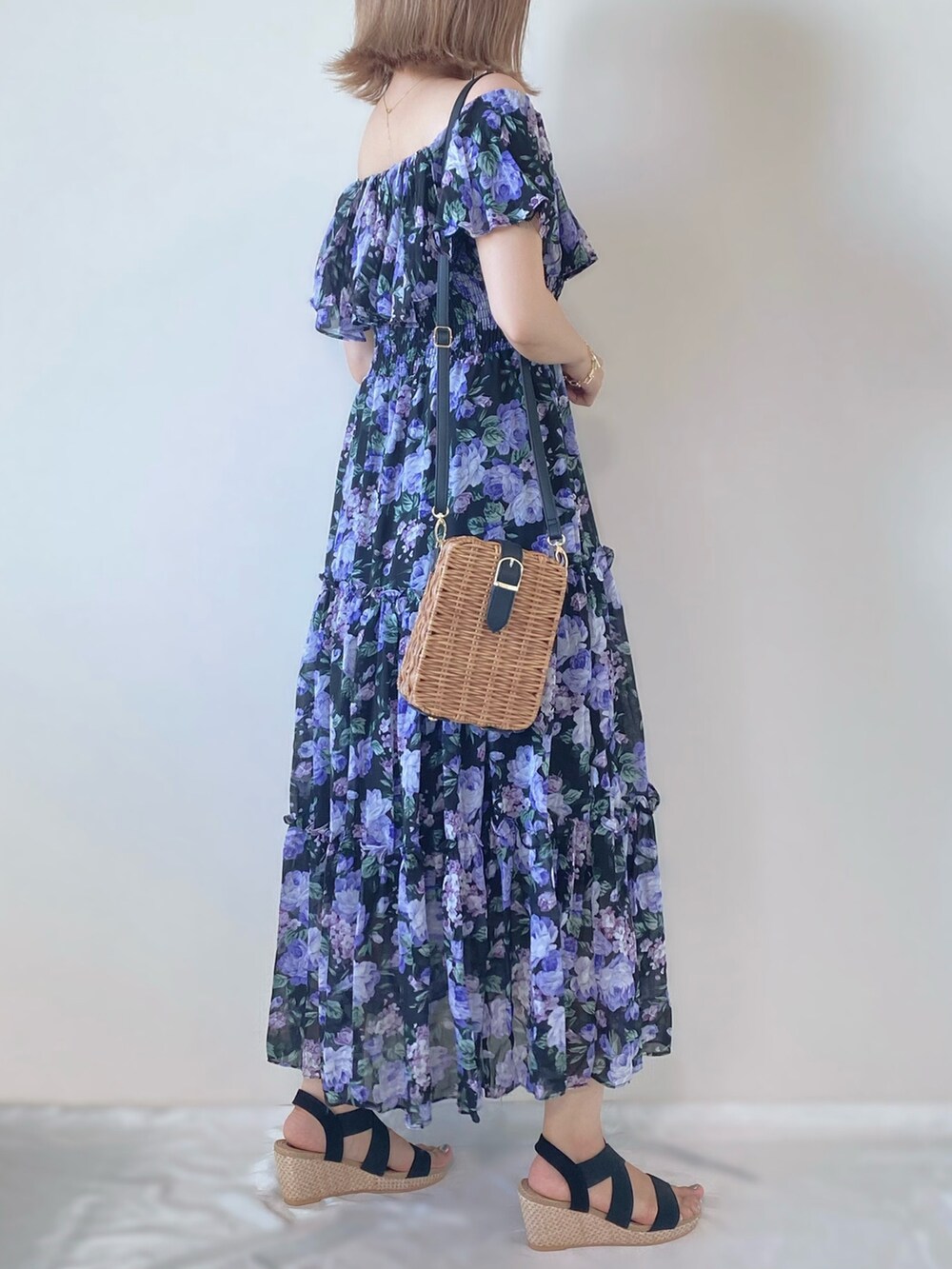 ブラック系のワンピース/ドレス、ブラック系のサンダル、ブラウン系のショルダーバッグを着用したレディースの夏コーディネートの2枚目の写真