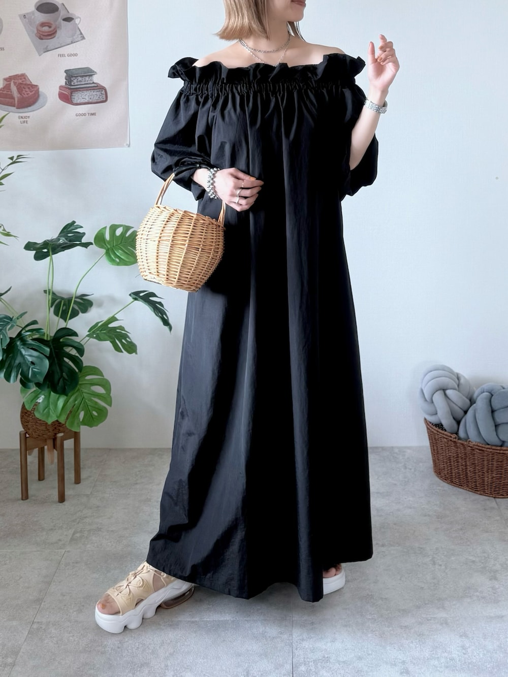 ベージュ系のサンダルを着用したレディースの夏コーディネートの4枚目の写真